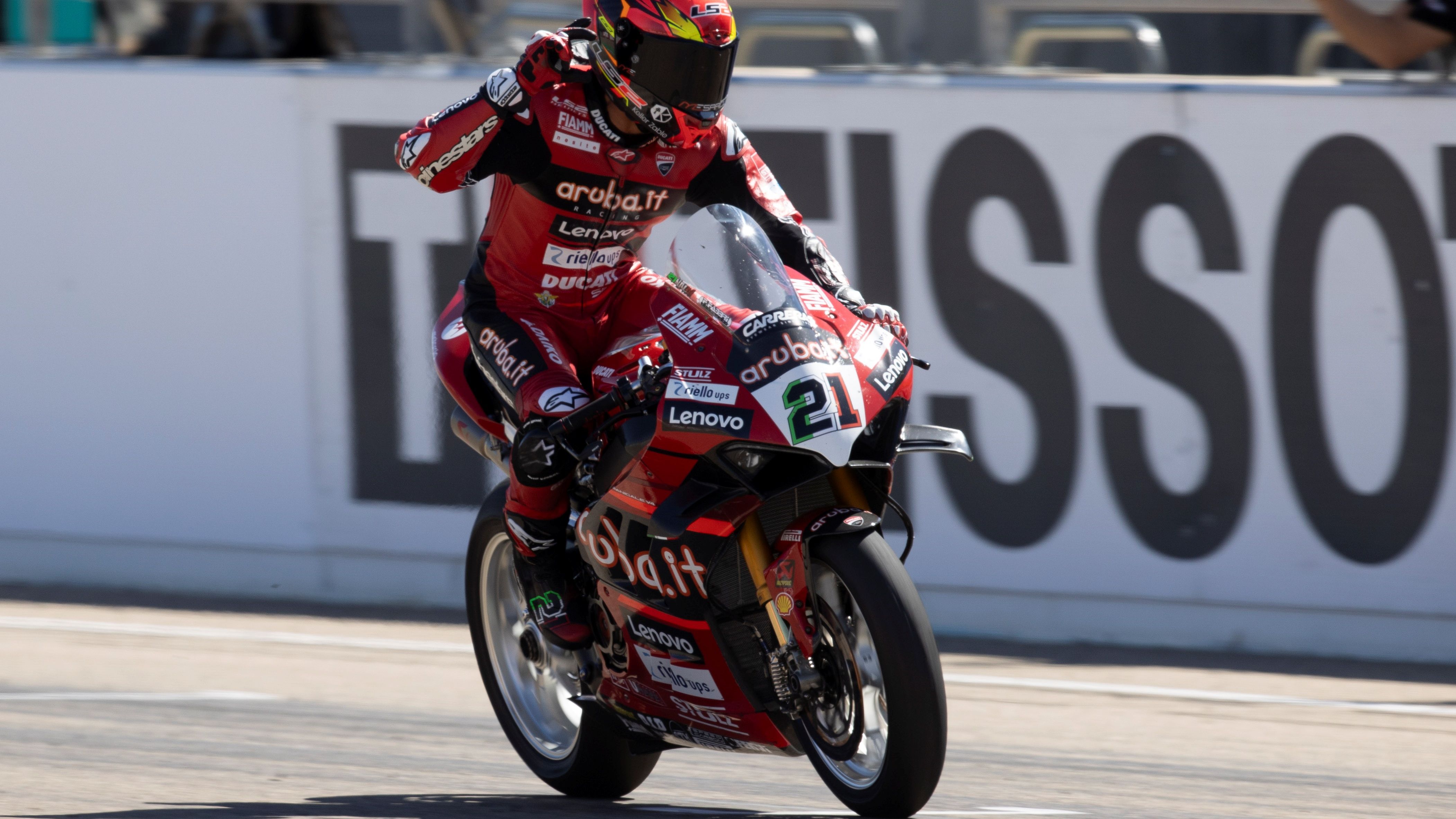 Michael Rinaldi celebra su primer triunfo del año, WSBK Motorland 2023