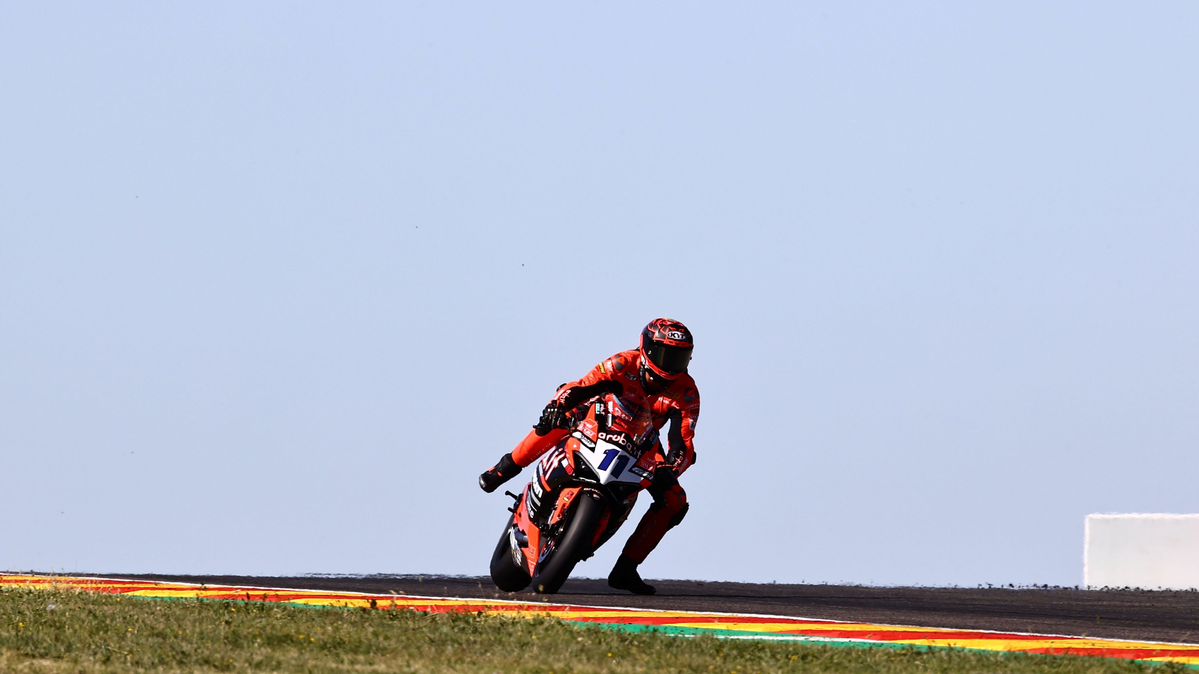 Nicolò Bulega frenando en Aragón, WSS Motorland 2023