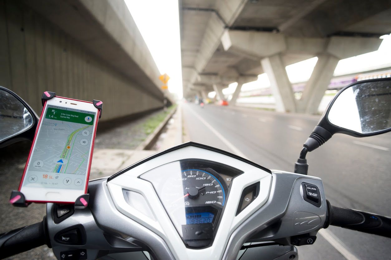 Cómo usar el móvil como GPS en la moto de forma segura?