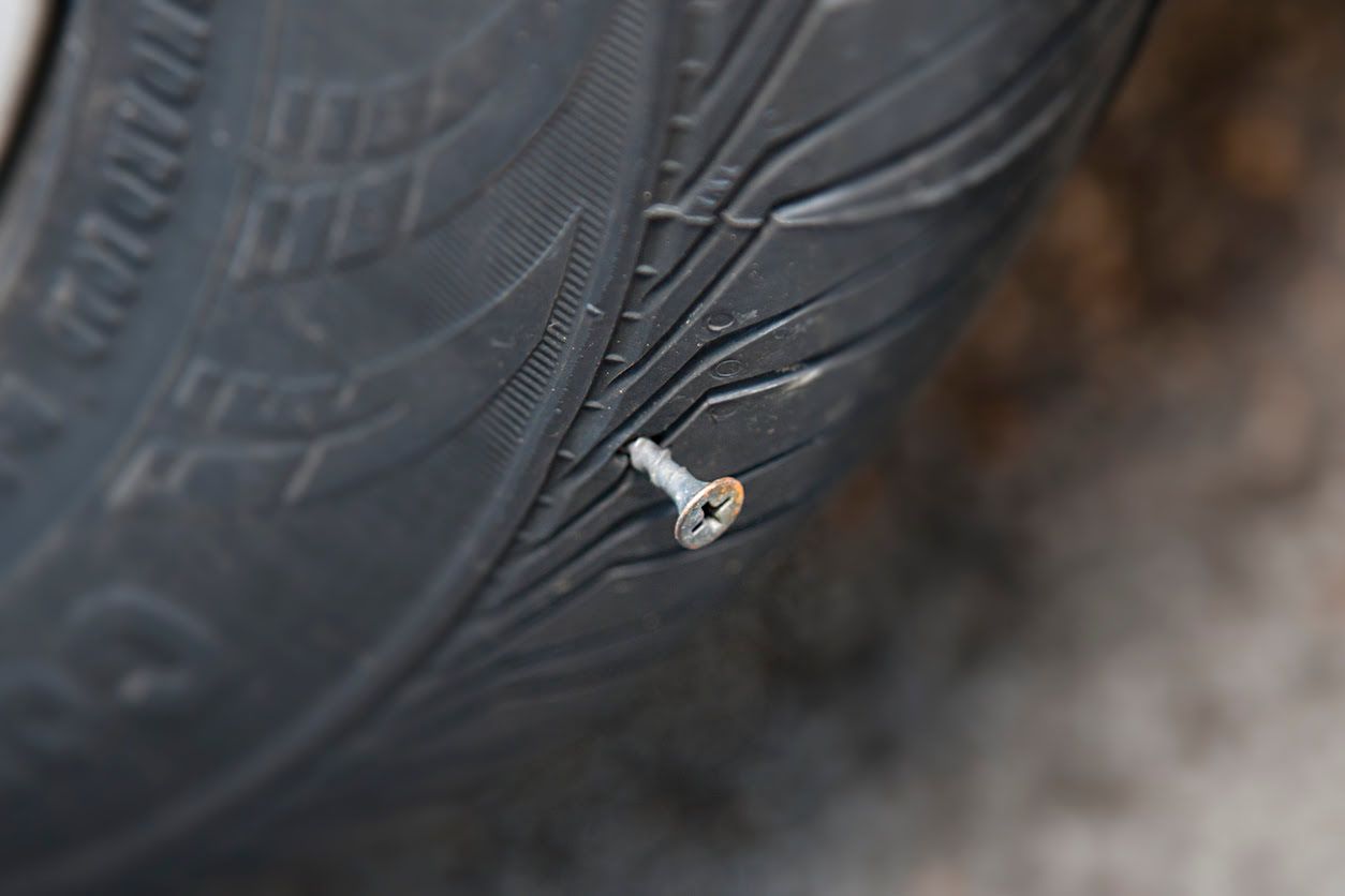 Qué pasa si conduzco con un clavo en la rueda de la moto