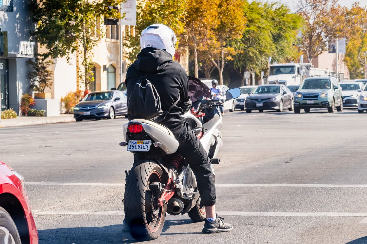 Con qué pie es mejor dejar parada la moto