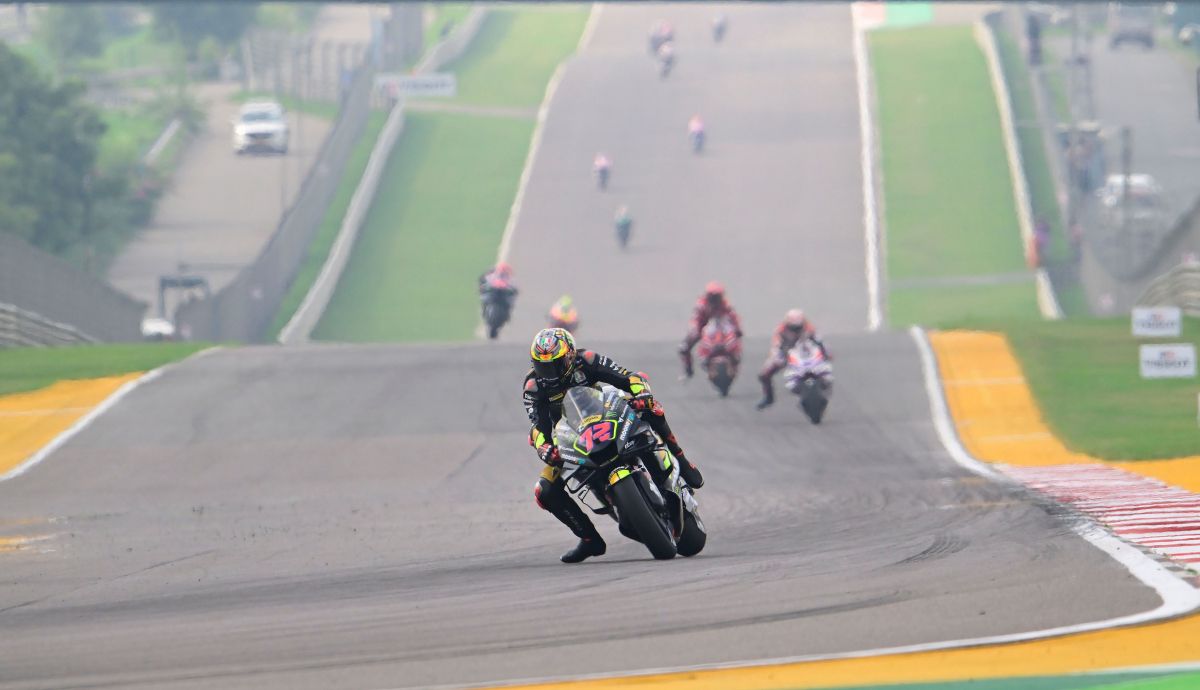 Marco Bezzecchi se va de Jorge Martín y Pecco Bagnaia en la carrera de MotoGP 2023 en India Marco Bezzecchi se va de Jorge Martín y Pecco Bagnaia en la carrera de MotoGP 2023 en India