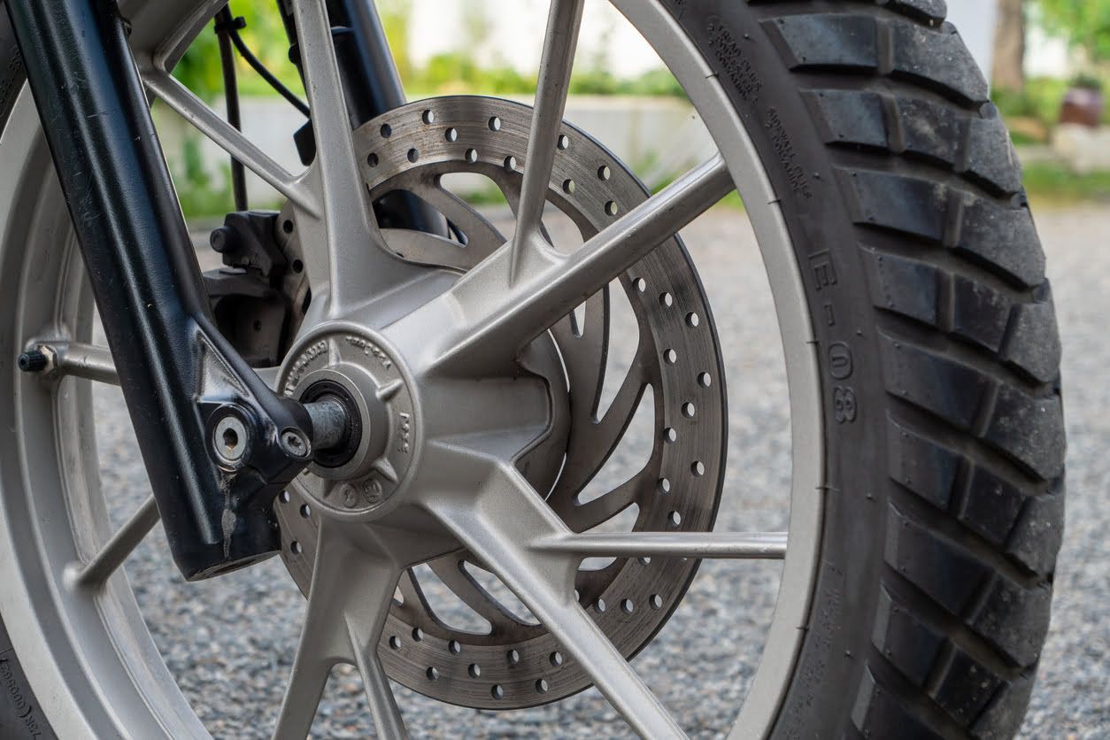 Banda de rodadura de un neumático de moto
