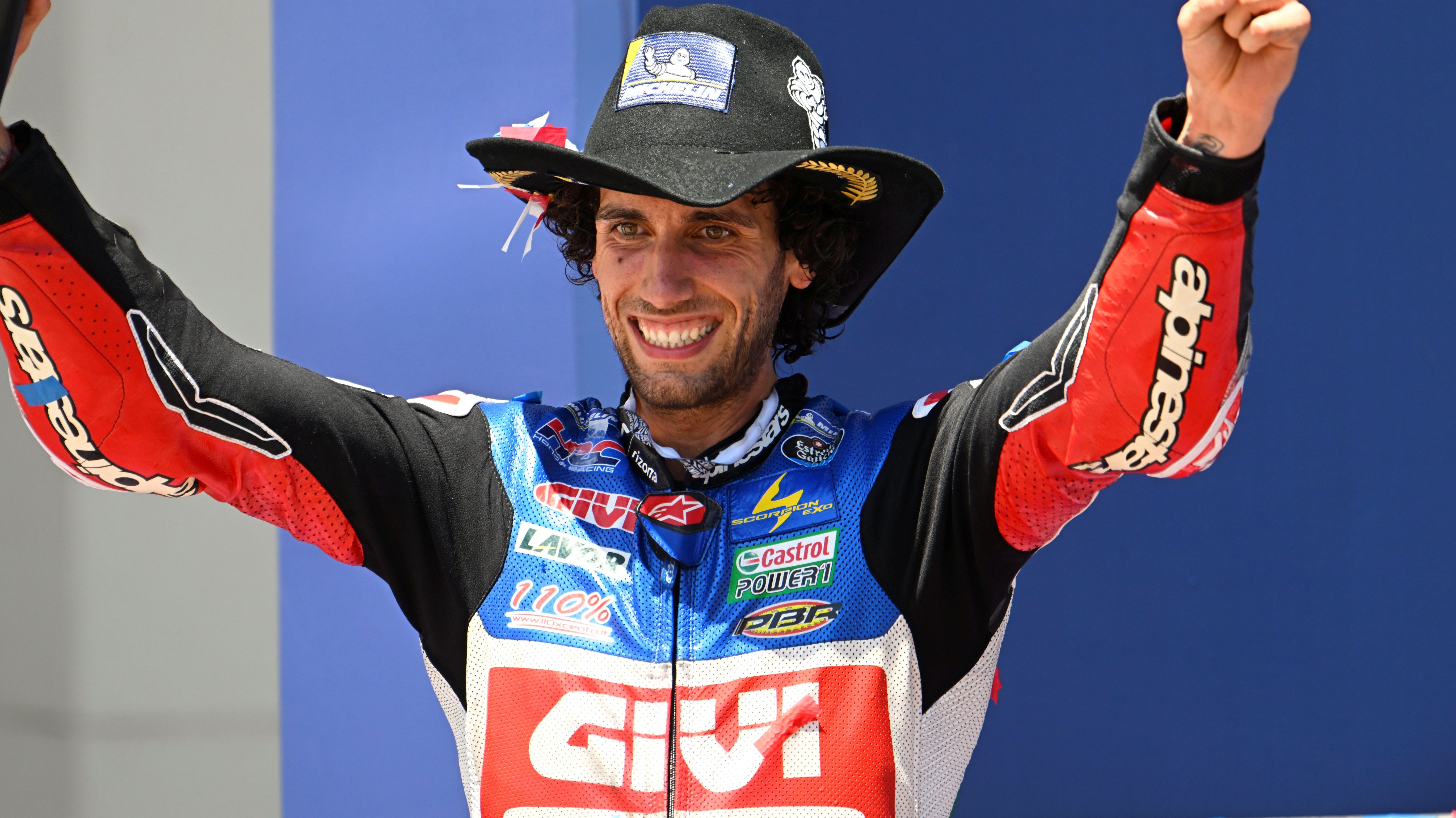 Álex Rins festeja su triunfo en Austin