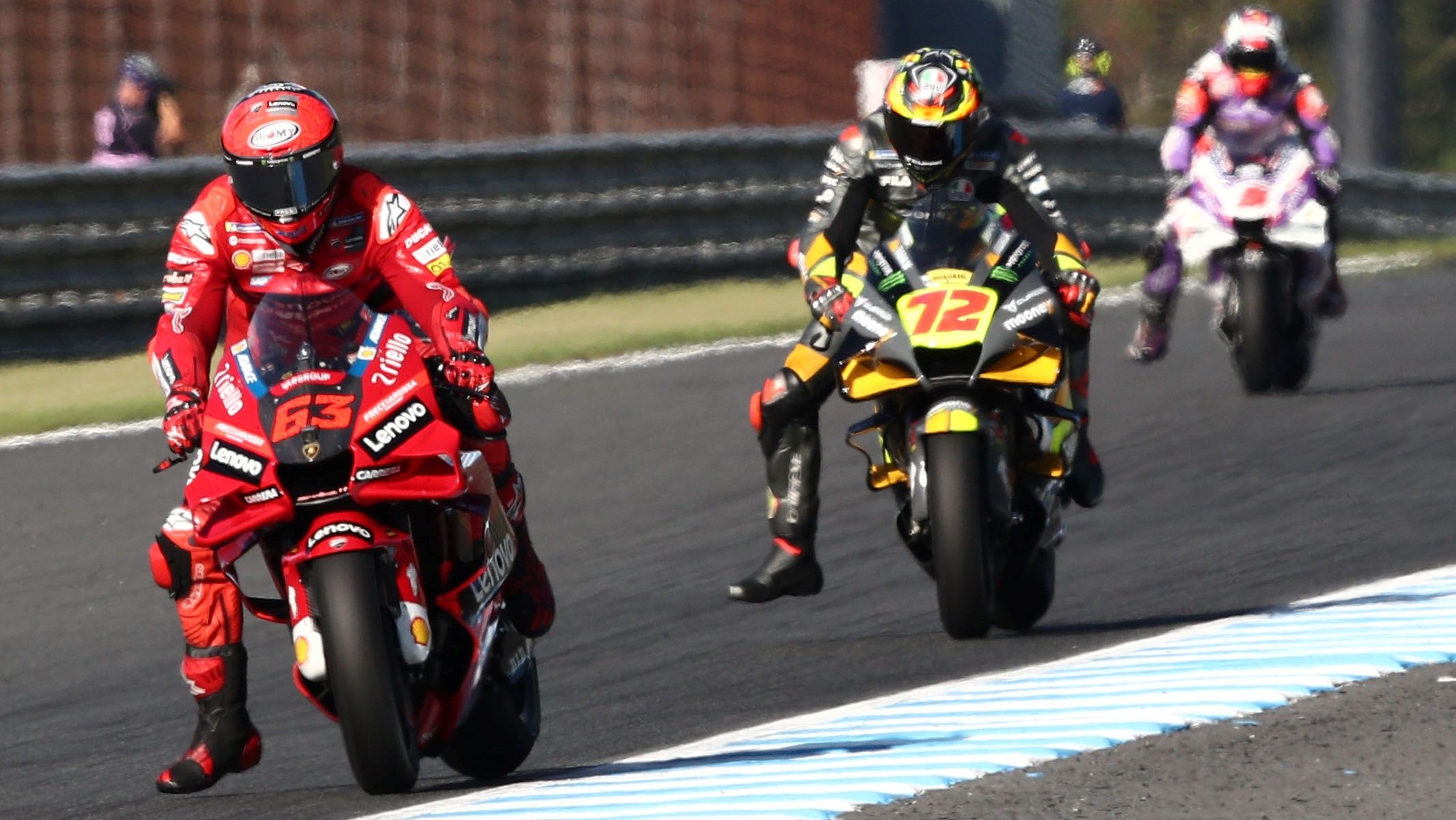 Pecco Bagnaia y Marco Bezzecchi en la carrera de MotoGP del año pasado en Japón