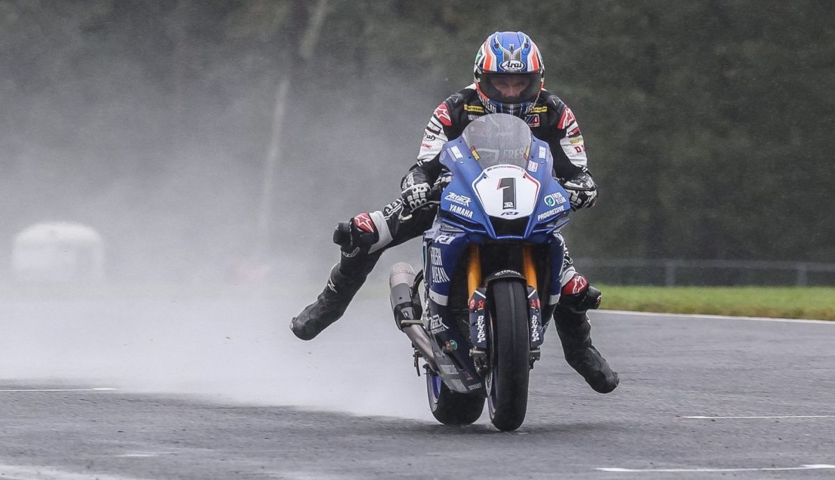 Jake Gagne arrasó en la primera carrera con el asfalto empapado Jake Gagne arrasó en la primera carrera con el asfalto empapado