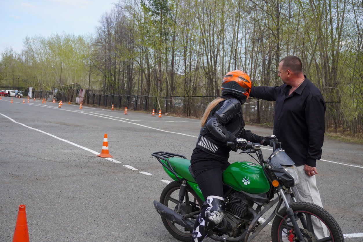 Por qué deberías hacer un curso de conducción segura en moto
