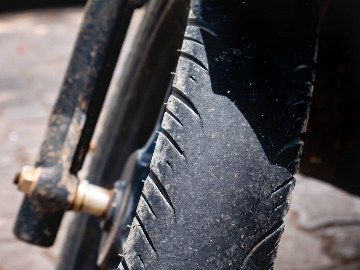 Cuál es la multa por usar los neumáticos gastados en la moto