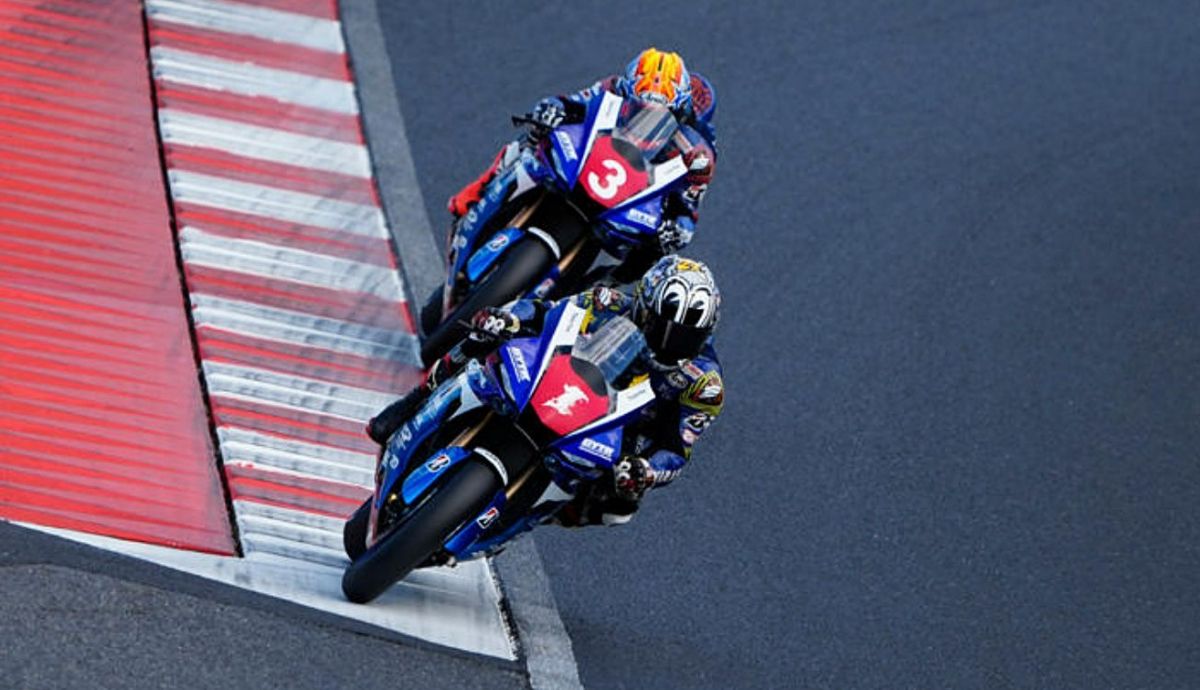 Katsuyuki Nakasuga seguido por Yuki Okamoto Katsuyuki Nakasuga seguido por Yuki Okamoto