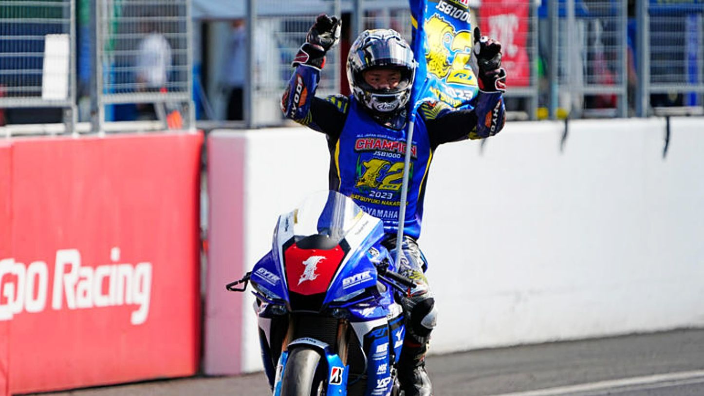 Katsuyuki Nakasuga festeja la victoria y el título del All Japan JSB1000 2023