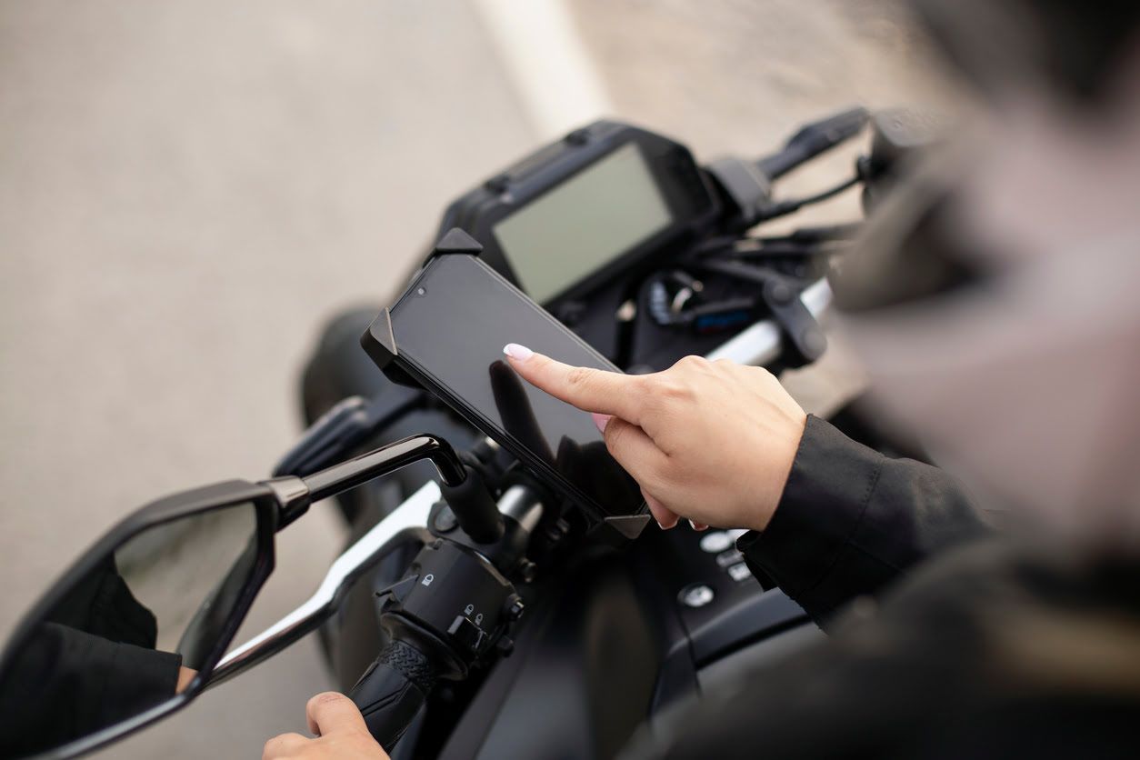 Me pueden poner una multa por usar el móvil en un semáforo con la moto parada