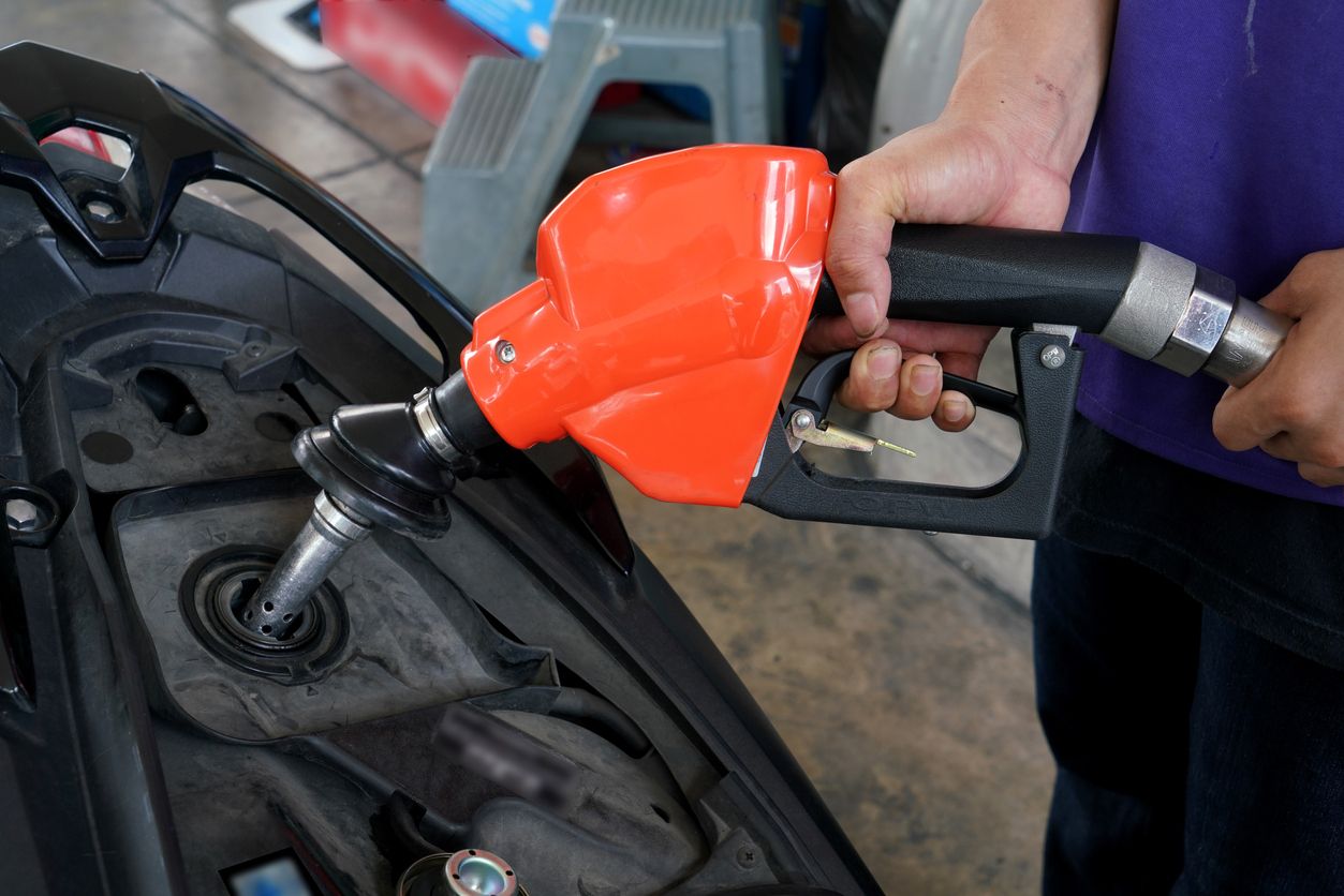 Llenar el depósito de gasolina entero gasta más gasolina