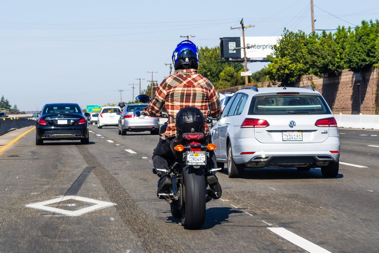 Cuál es la multa por ir por el carril izquierdo si no estás adelantando