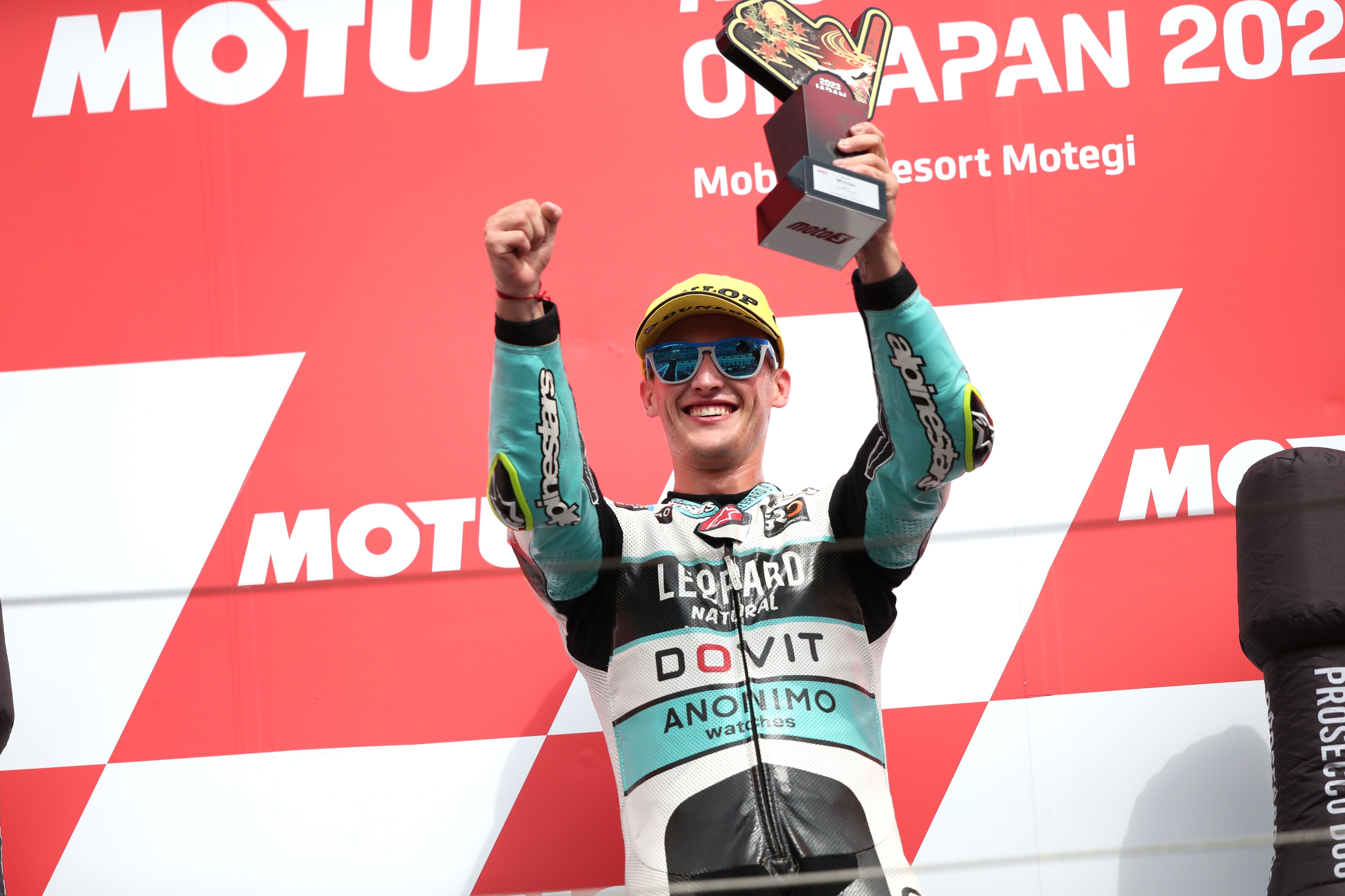 Jaume Masià celebra en el podio su triunfo en Motegi.