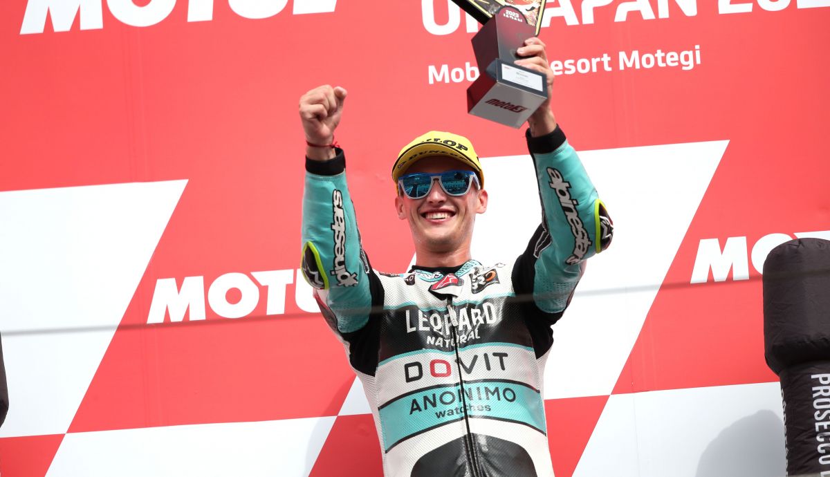 Jaume Masià celebra en el podio su triunfo en Motegi.