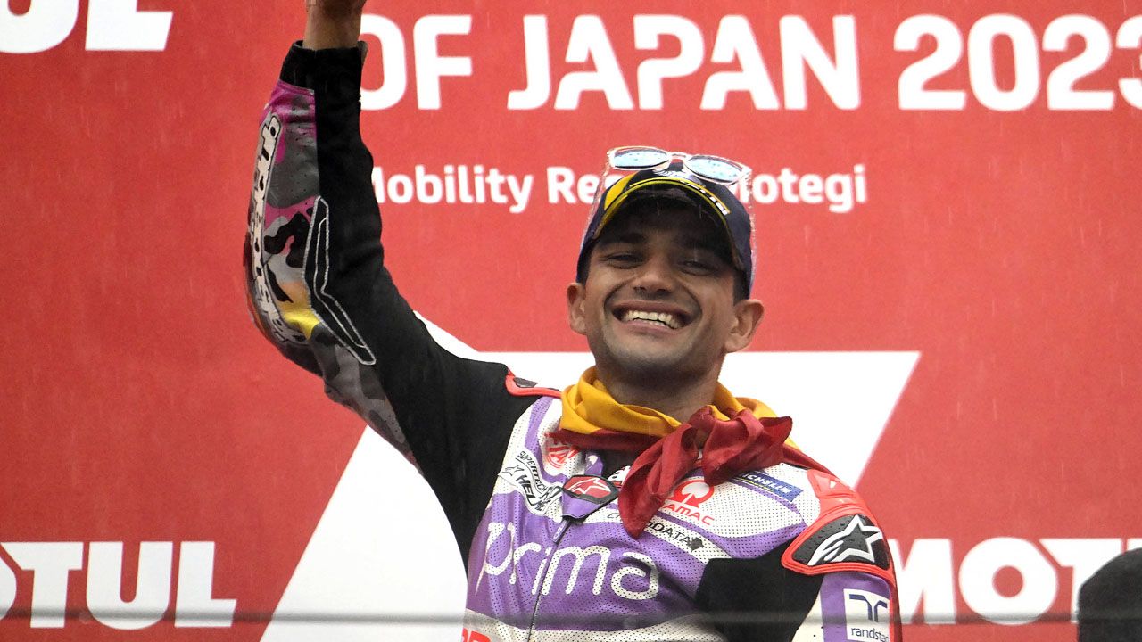 Jorge Martín celebra su victoria en el podio de Motegi.