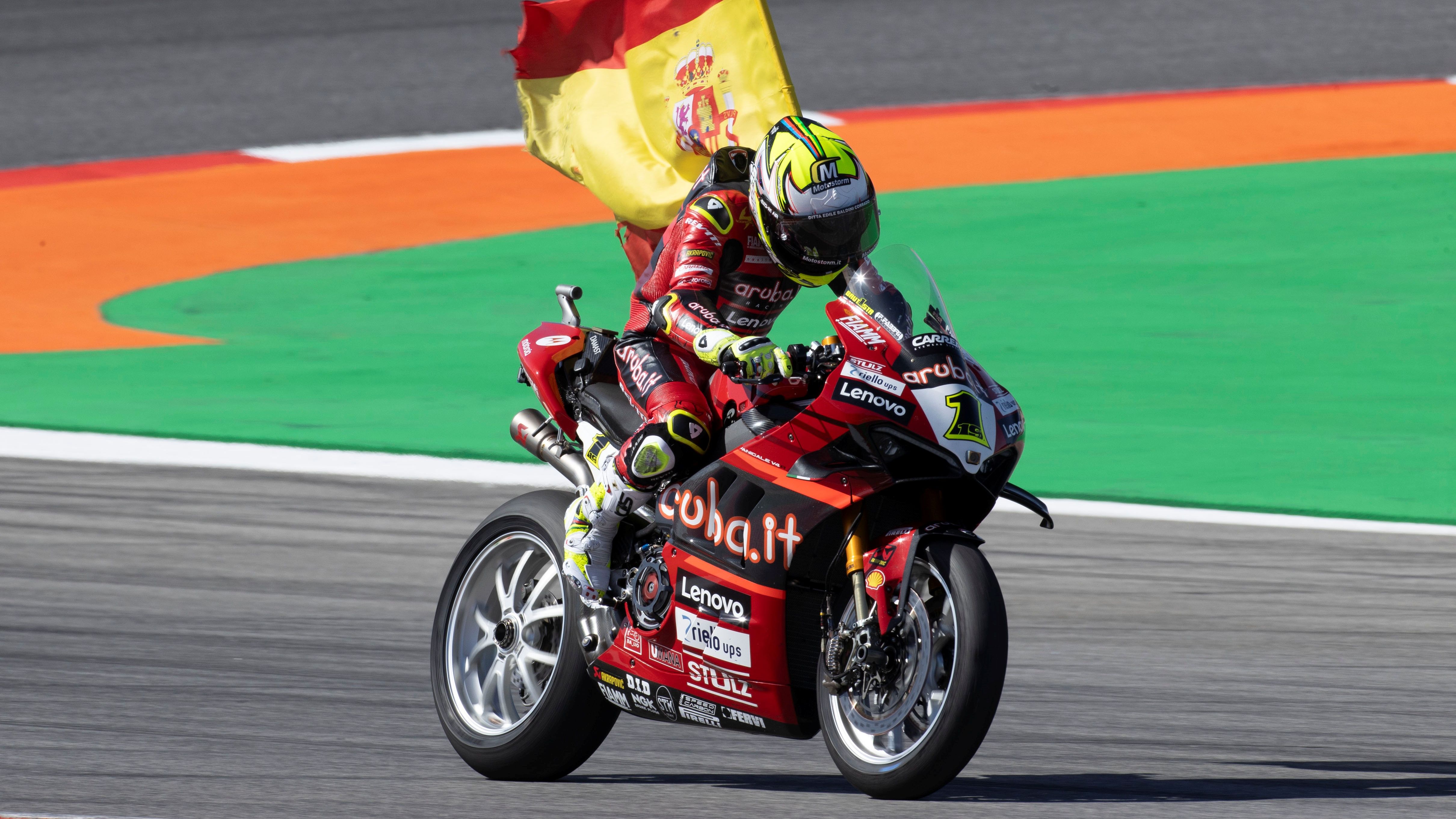 Álvaro Bautista celebra su victoria en la carrera Superpole