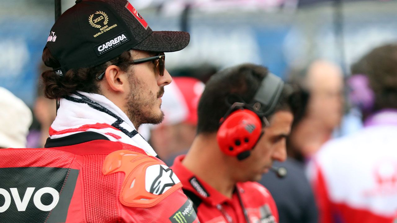 Pecco Bagnaia sigue líder pero con solo 3 punto de ventaja sobre Martín.
