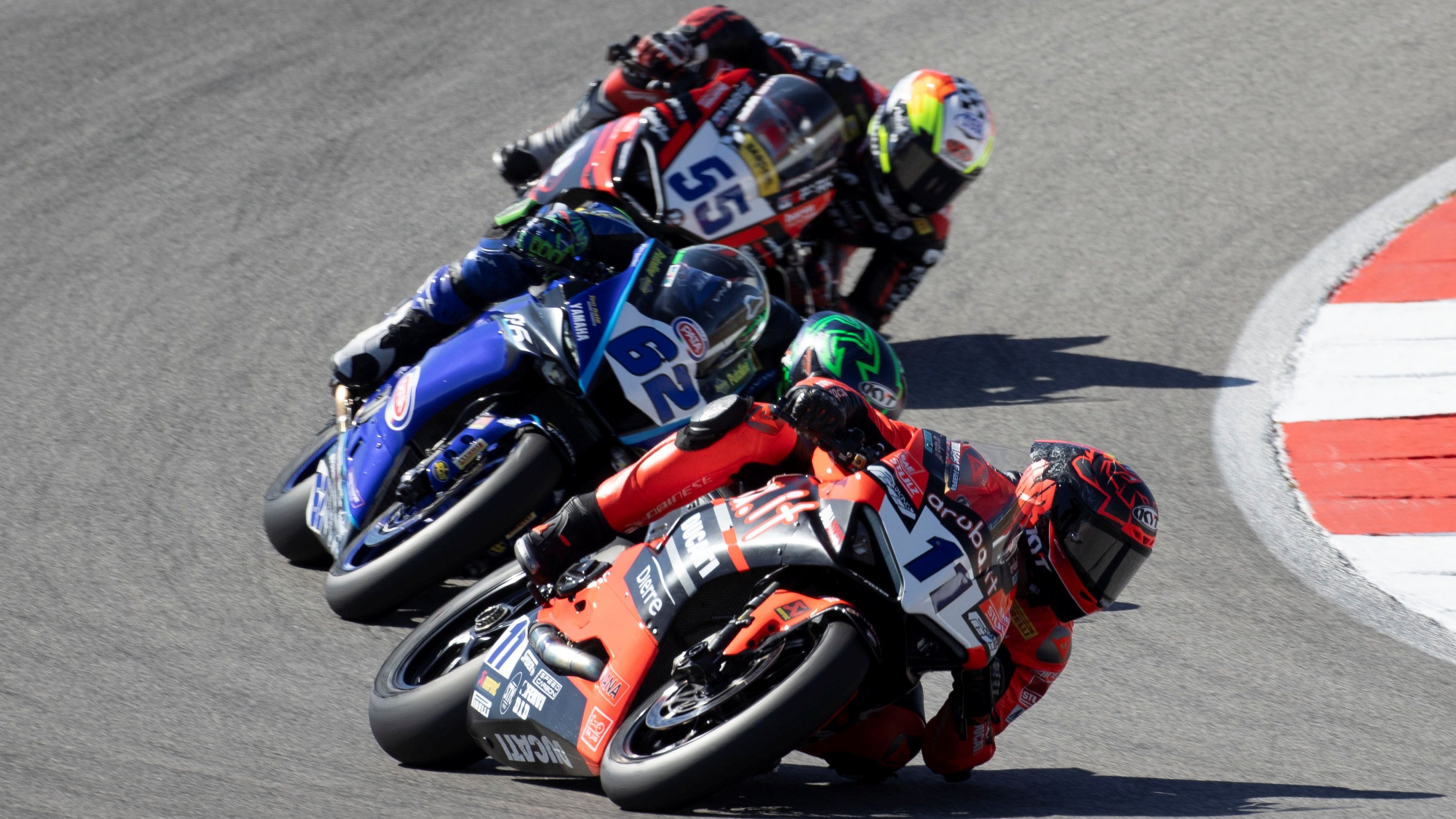 Nicolò Bulega, Stefano Manzi y Yari Montella en Portimao