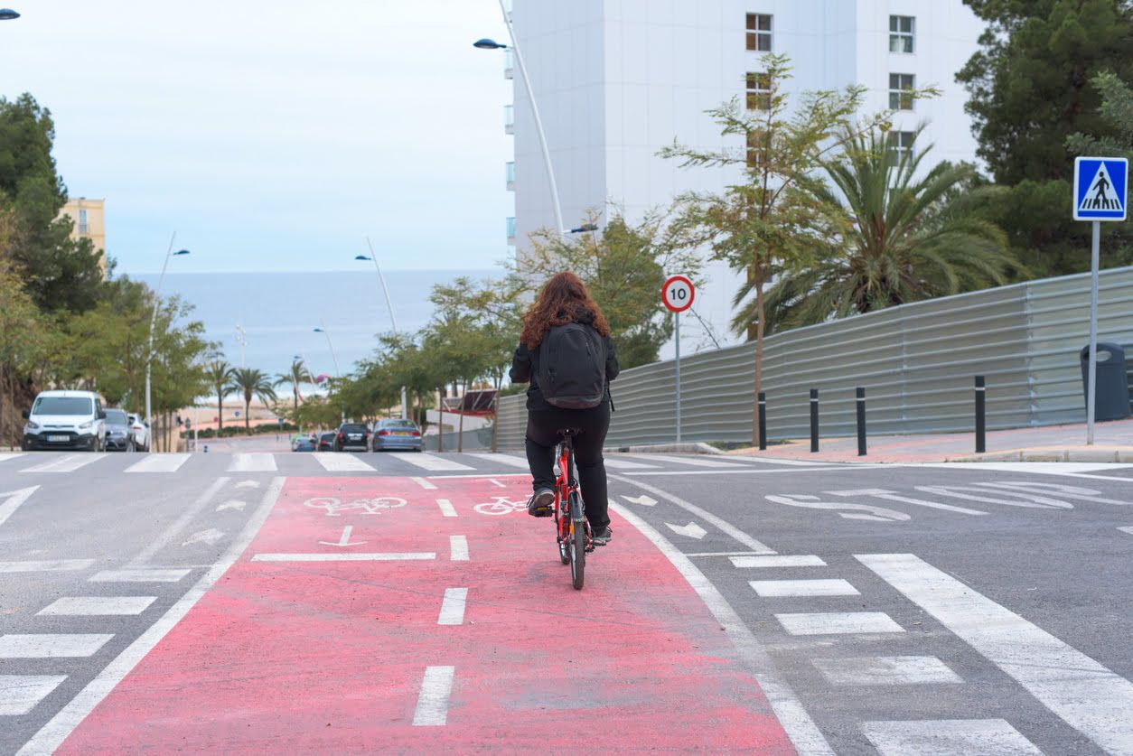Puede una moto circular por el carril bici