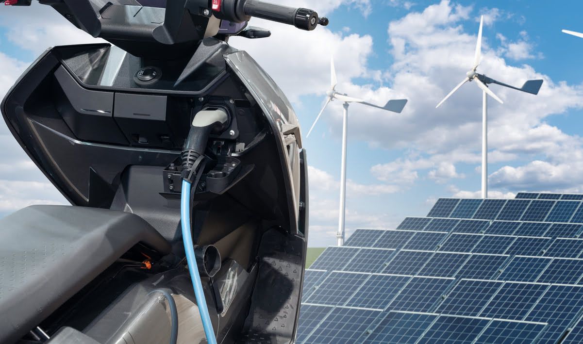 Puedo cargar mi moto eléctrica con placas solares
