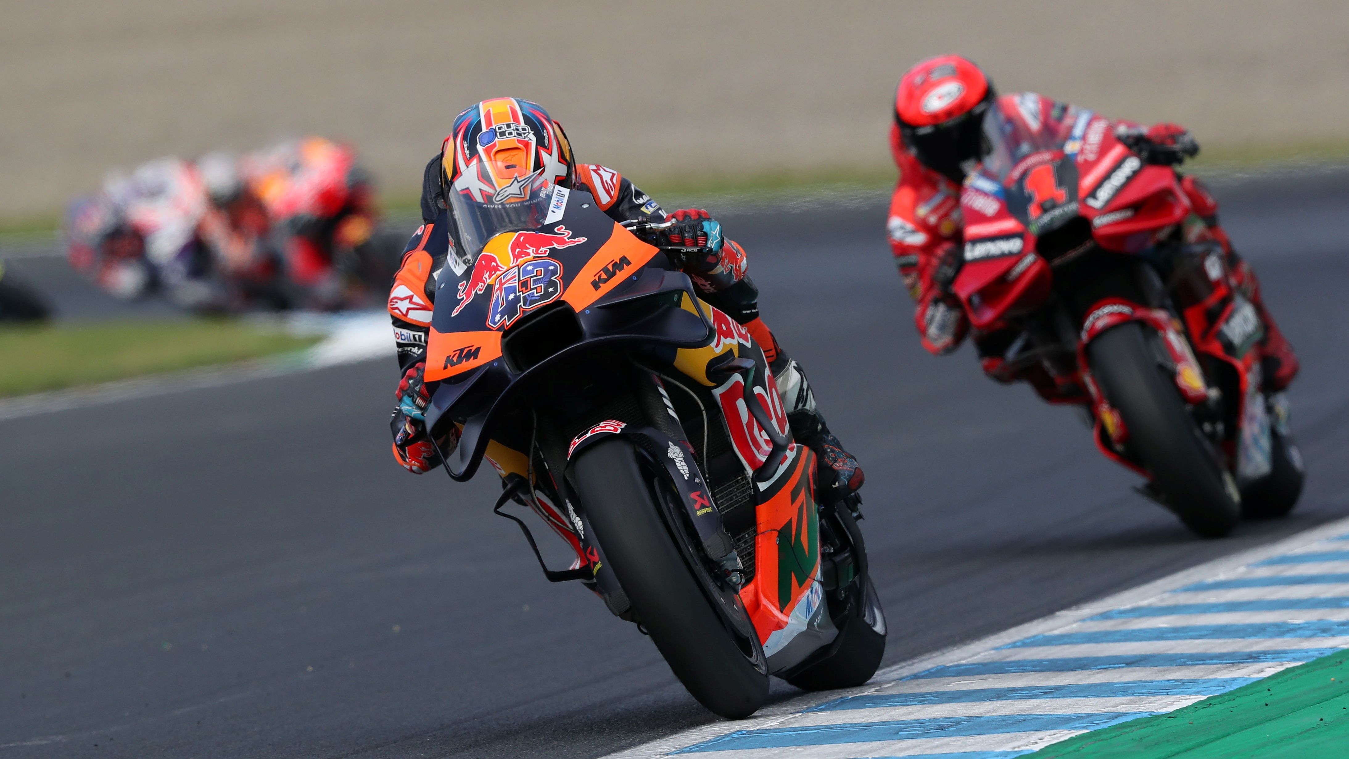 Jack Miller seguido por Pecco Bagnaia, MotoGP Japón 2023