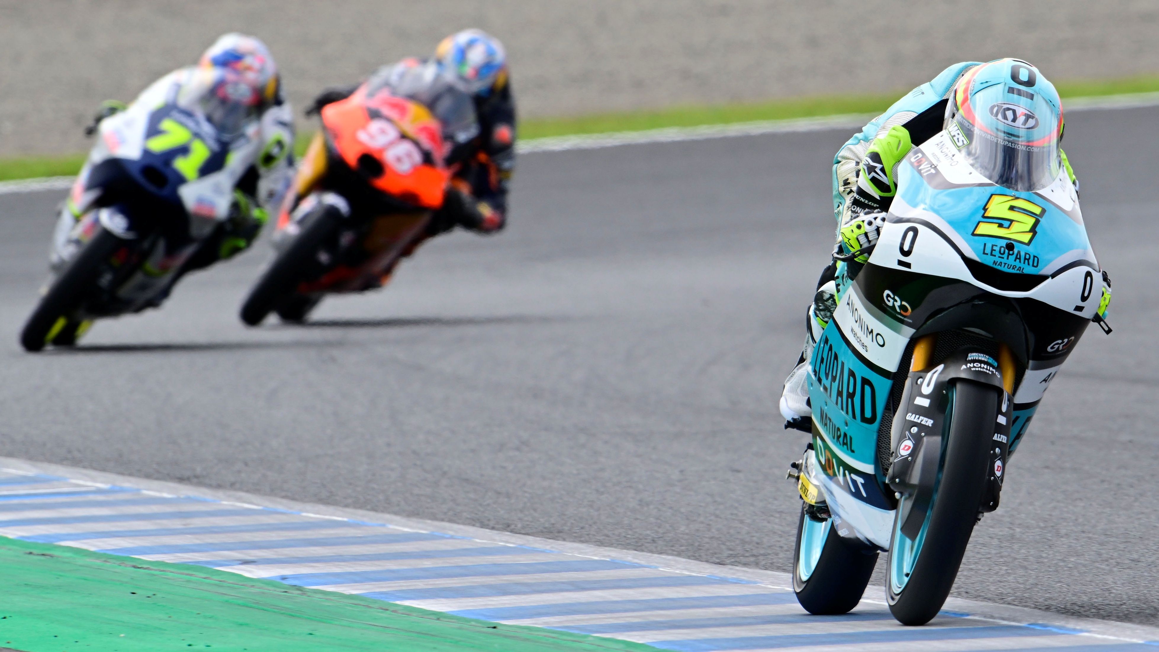 Jaume Masipa se escapa de Ayumu Sasaki y Dani Holgado, Moto3 Japón 2023