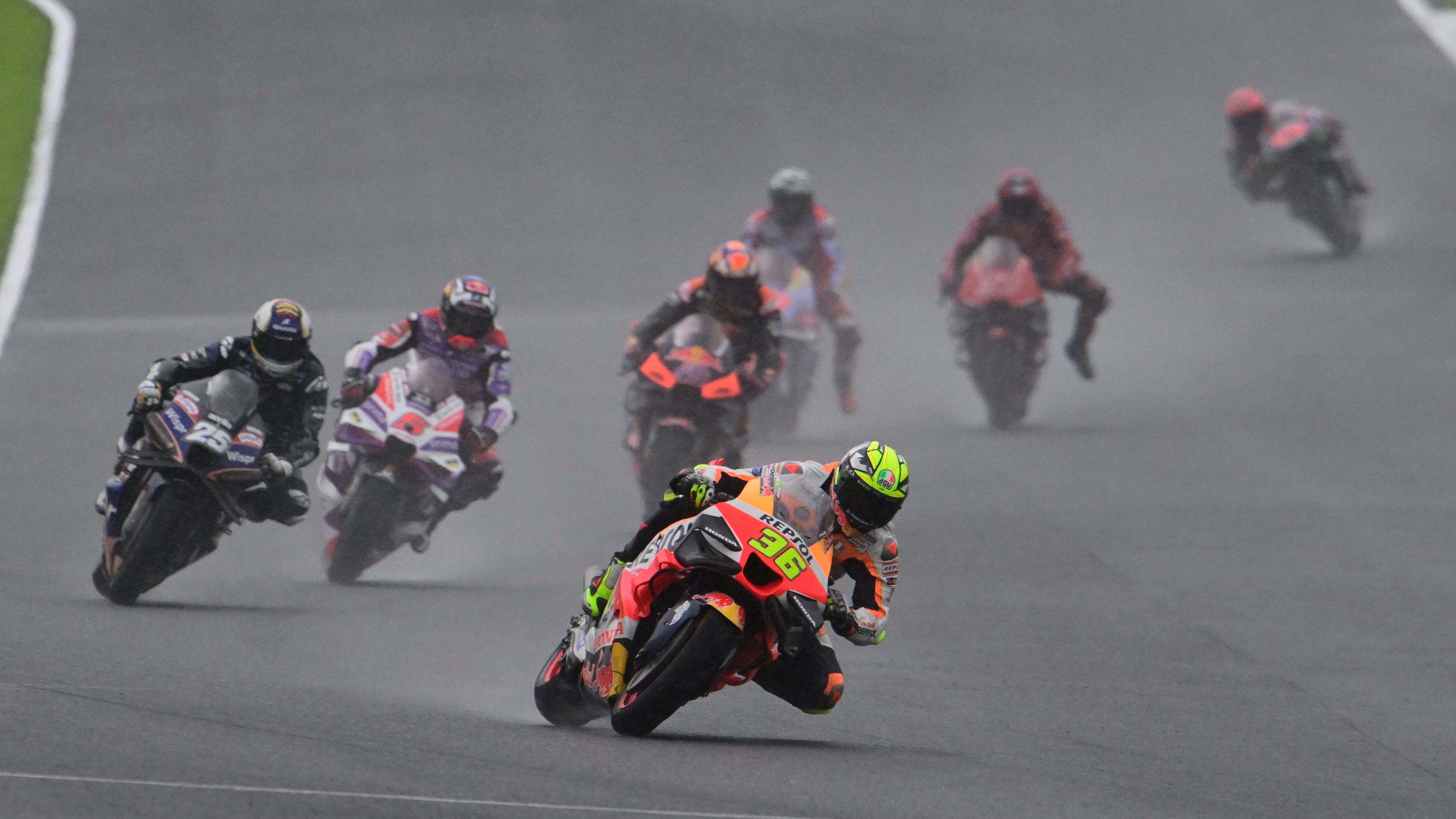 Joan Mir seguido por Raúl Fernández, MotoGP Japón 2023