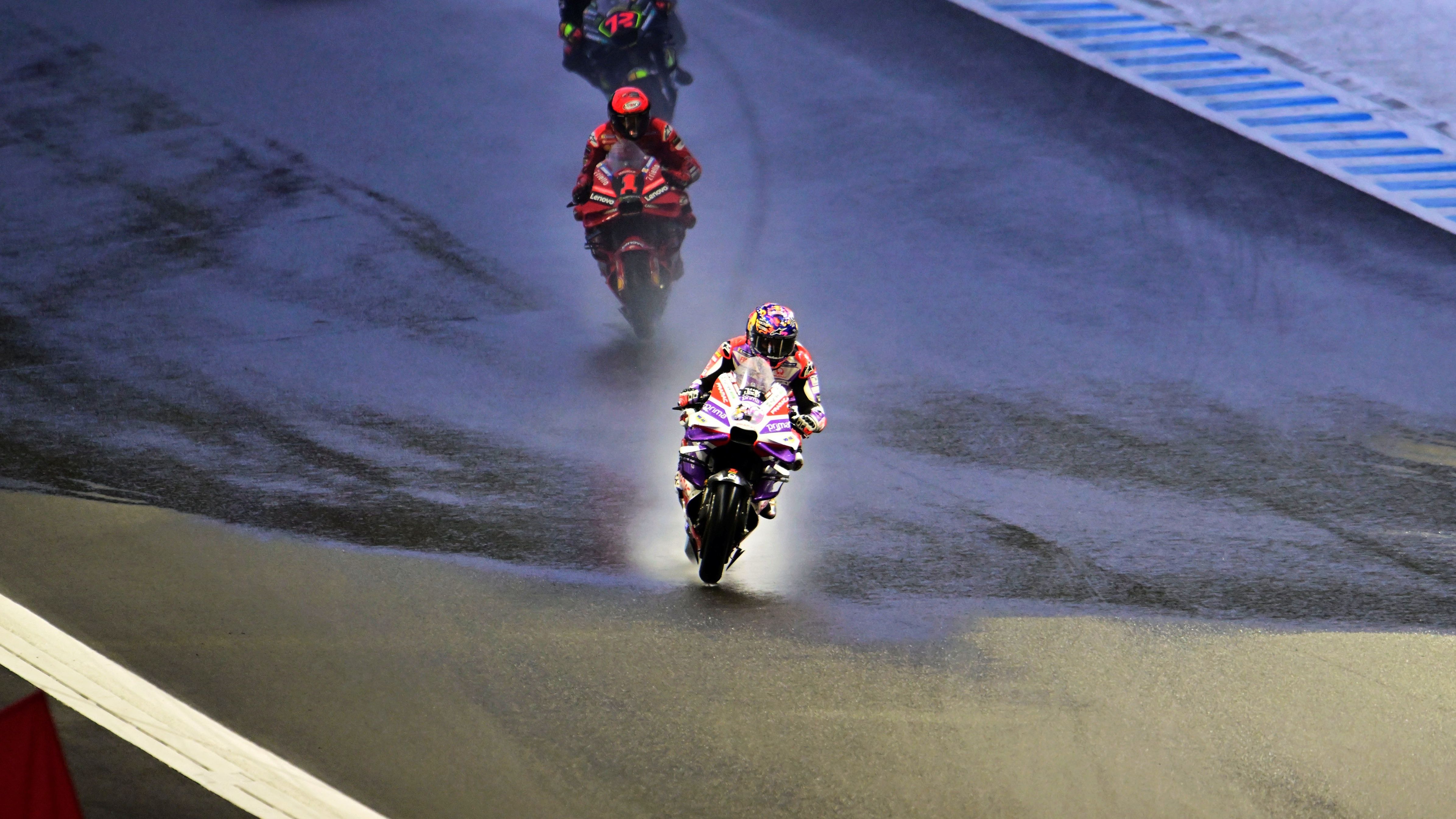 Jorge Martín delante de Pecco Bagnaia y Marco Bezzecchi, MotoGP Japón 2023