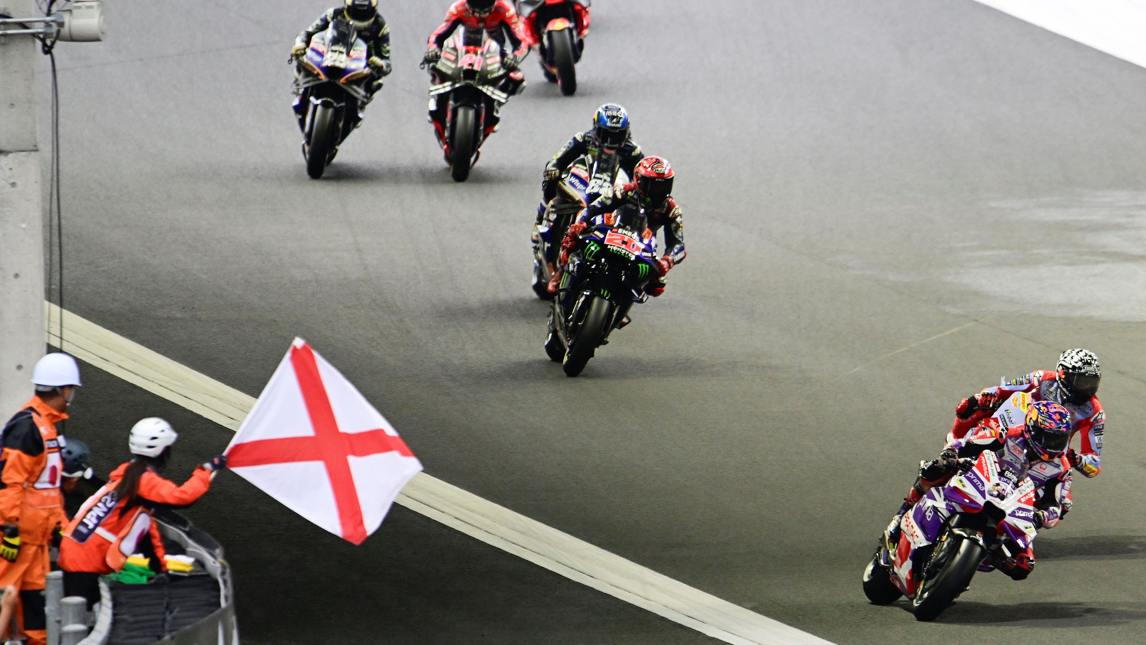 Jorge Martín lidera un grupo de pilotos cuando sale la bandera de agua, MotoGP Japón 2023