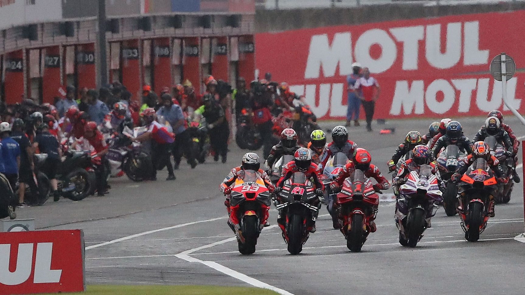 Los pilotos salen de boxes tras cambiar moto, MotoGP Japón 2023