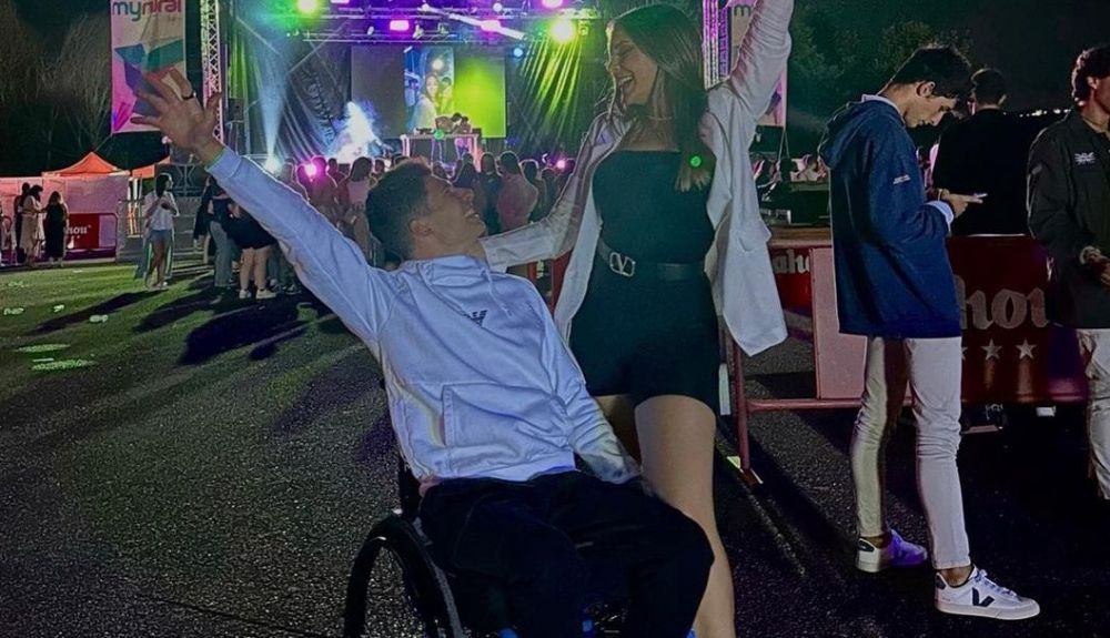 Carlos Tatay disfrutando de un concierto junto a su pareja Carlos Tatay disfrutando de un concierto junto a su pareja