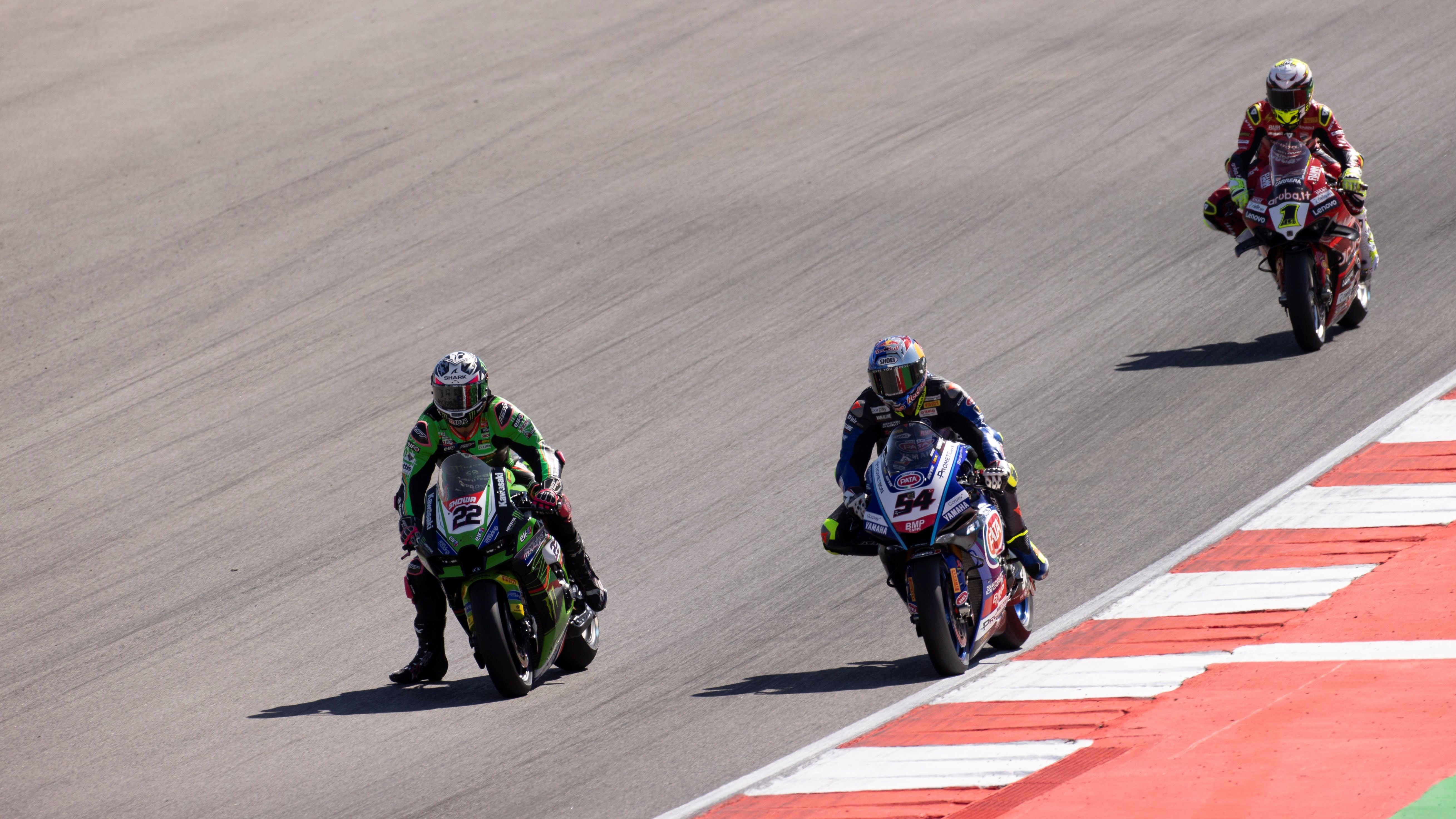 Alex Lowes supera a Toprak Razgatlioglu en presencia de Álvaro Bautista, WSBK Portimao 2023