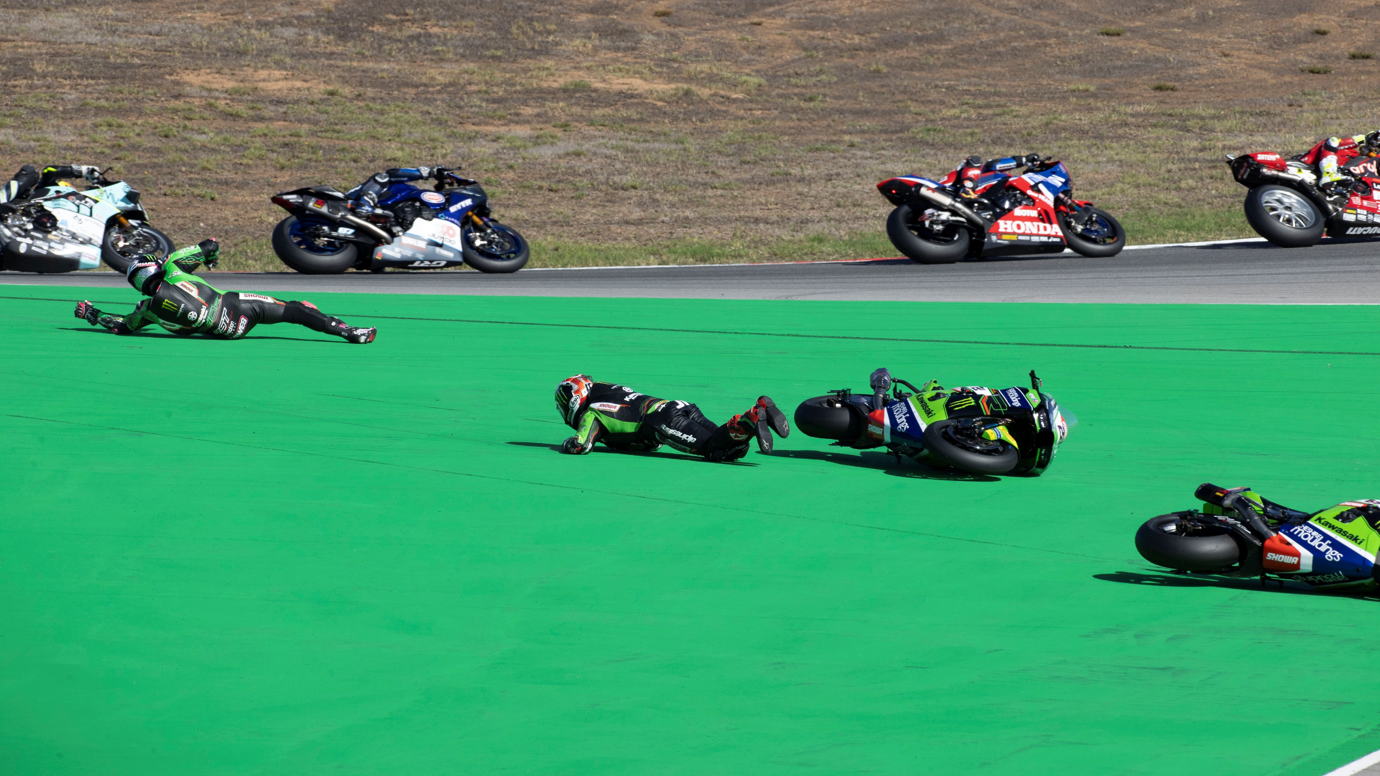 Jonathan Rea y Alex Lowes se van por los suelos a la vez, WSBK Portimao 2023