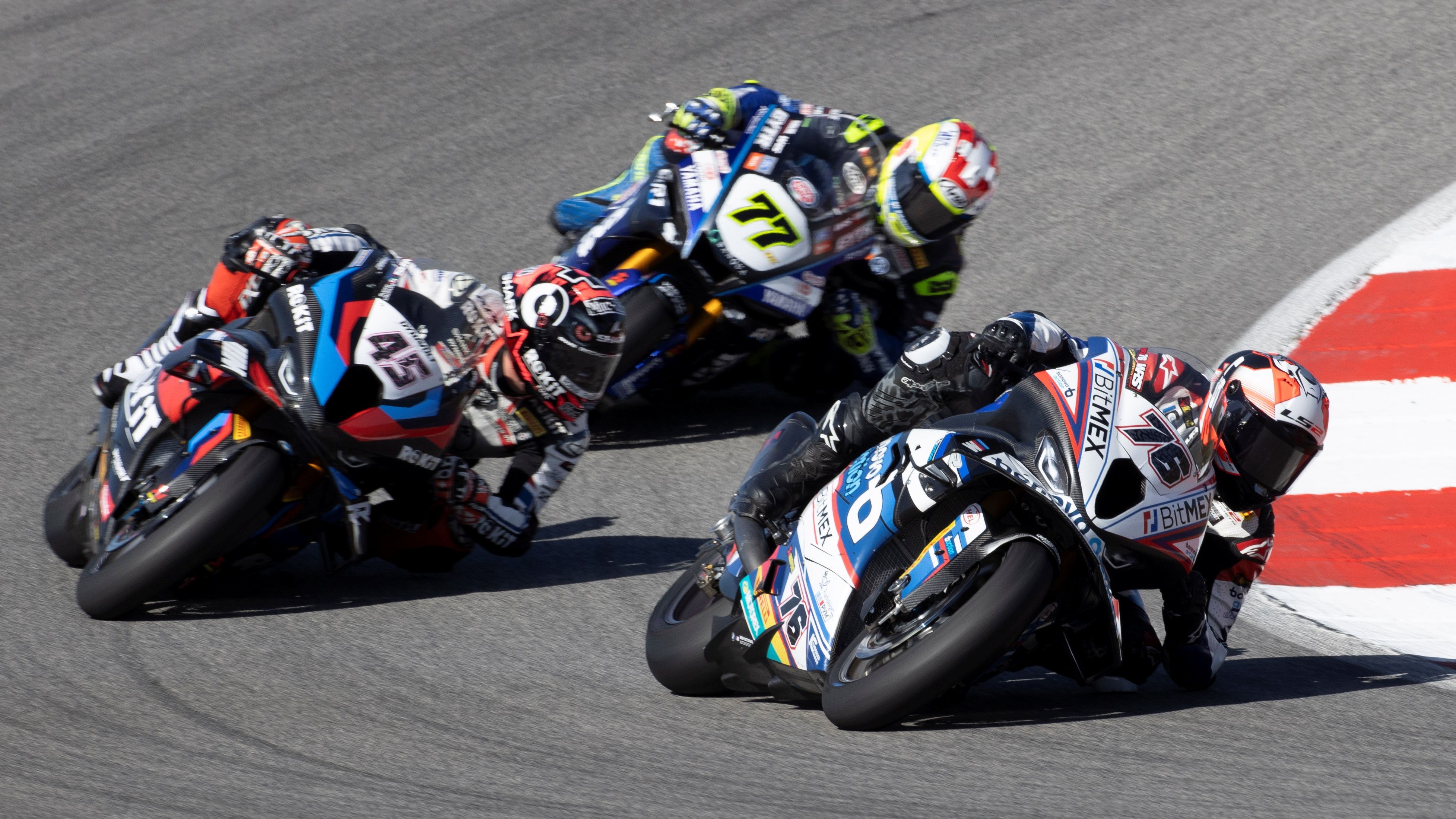 Loris Baz delante de Scott Redding y Dominique Aegerter, WSBK Portimao 2023