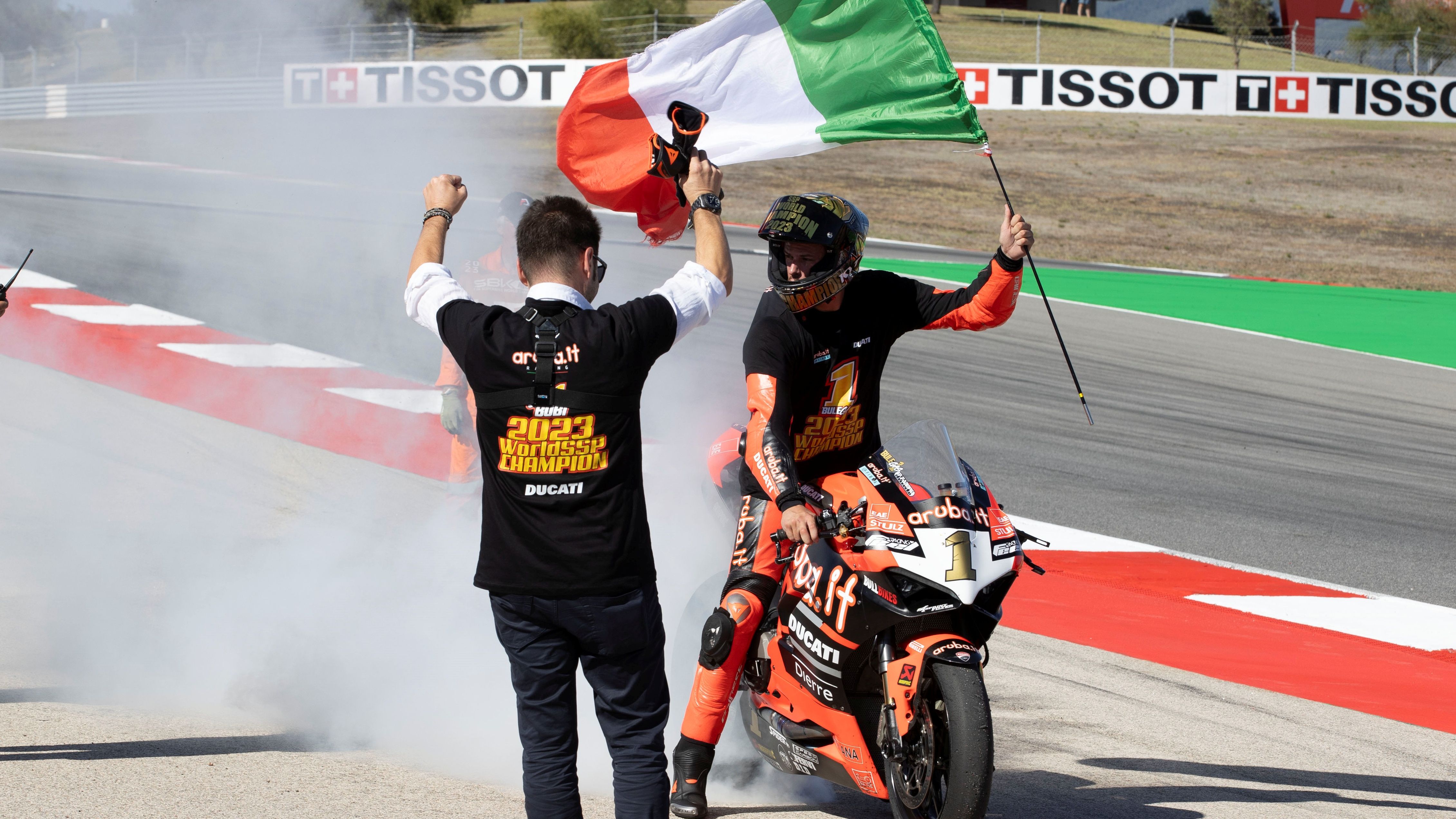 Nicolò Bulega festeja su título mundial de Supersport, WSS Portimao 2023