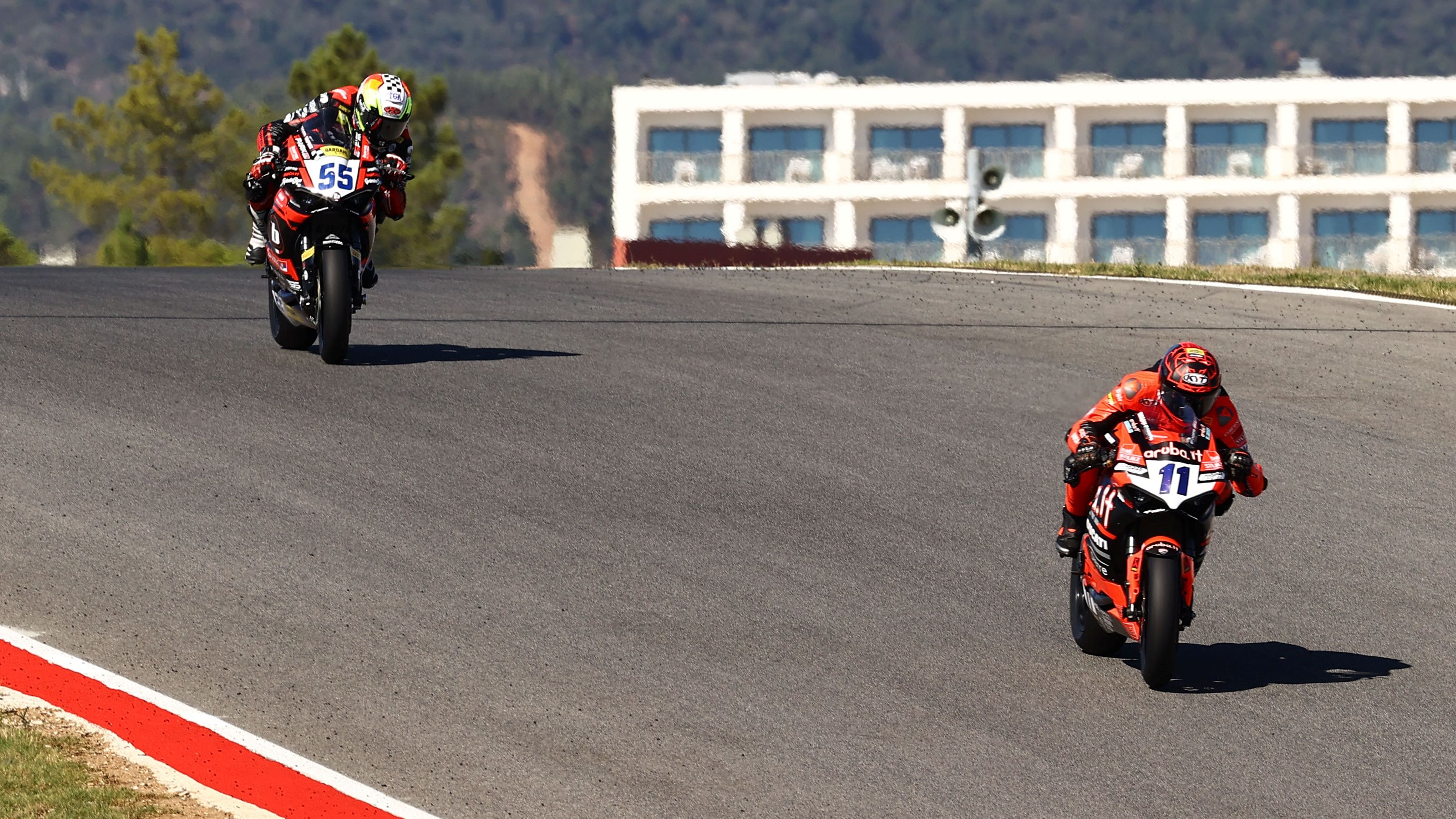 Nicolò Bulega se escapa de Yari Montella, WSS Portimao 2023