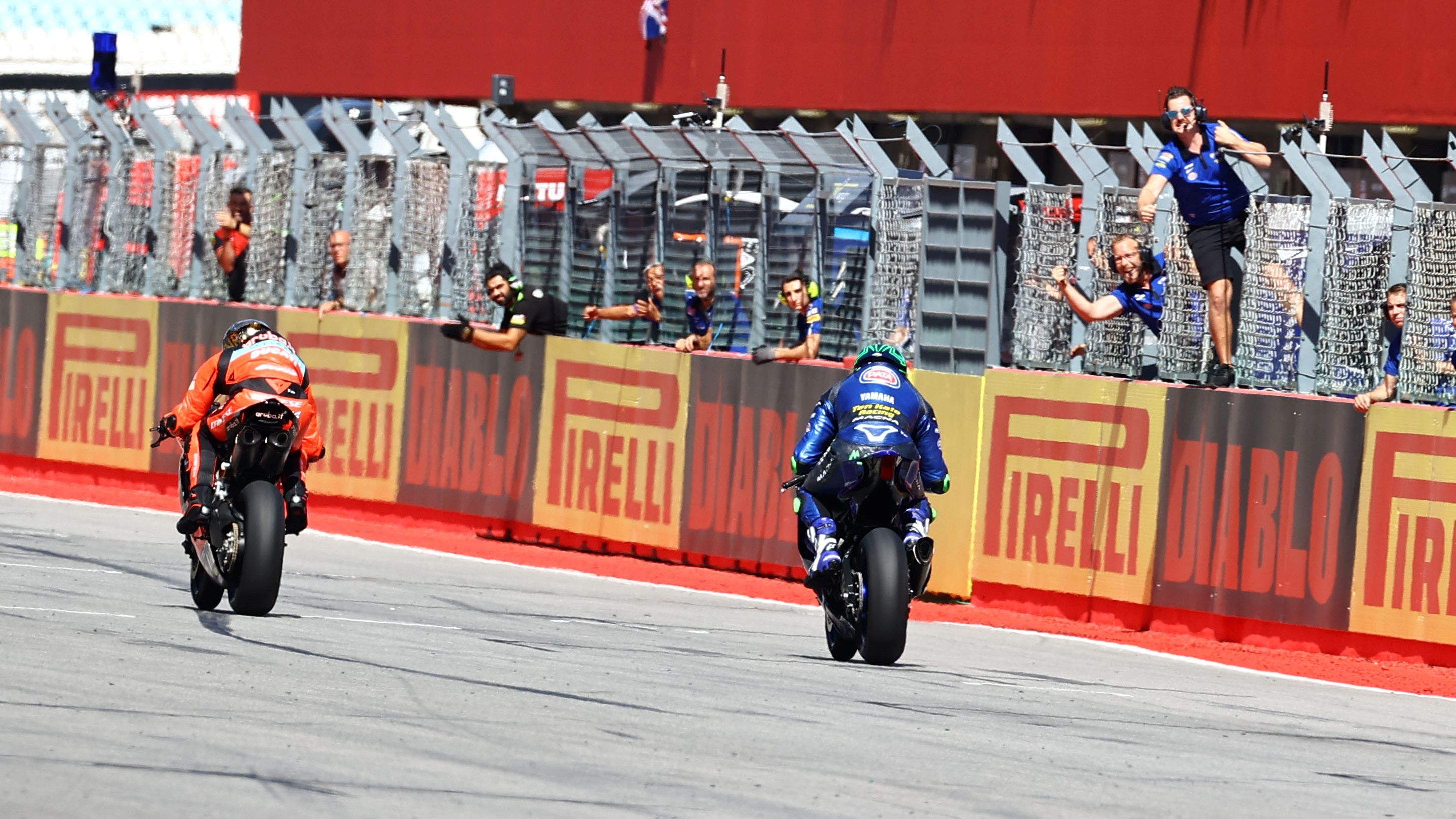 Stefano Manzi bate a Nicolò Bulega en meta, WSS Portimao 2023