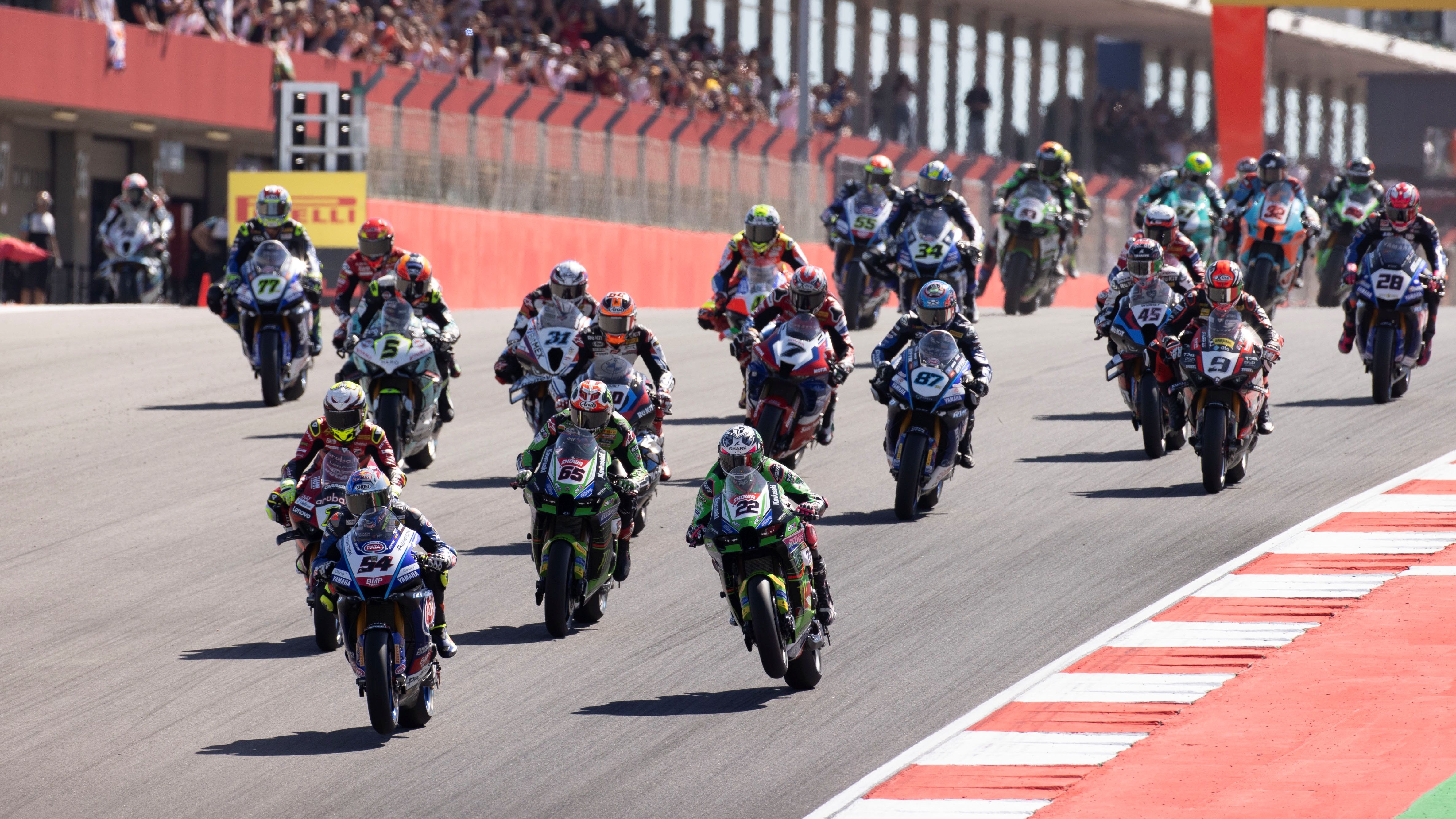 Toprak Razgatlioglu comanda la salida ante Alex Lowes, Álvaro Bautista y Jonathan Rea, WSBK Portimao 2023