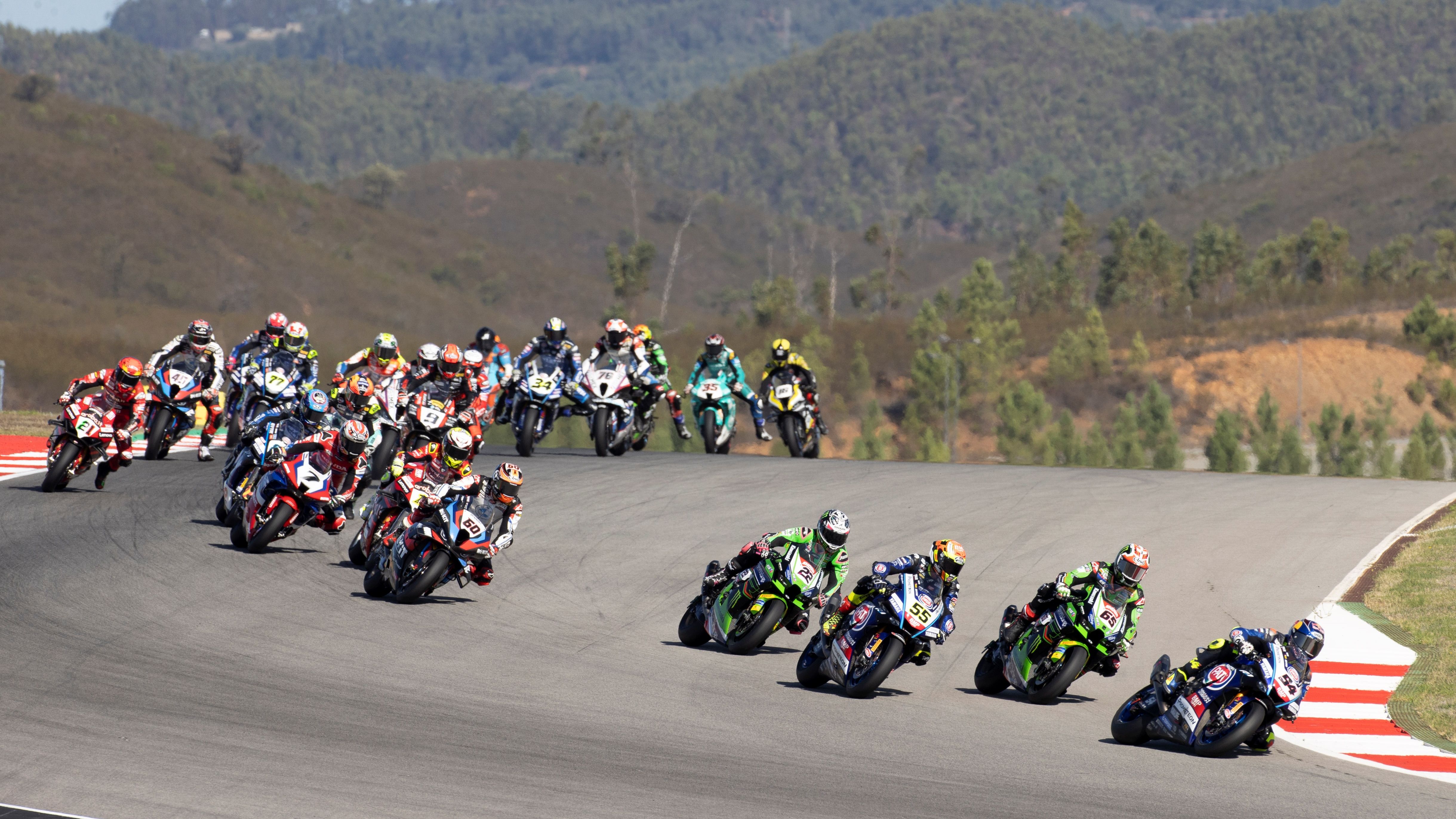 Toprak Razgatlioglu lidera ante Jonathan Rea, Andrea Locatelli y Alex Lowes, WSBK Portimao 2023