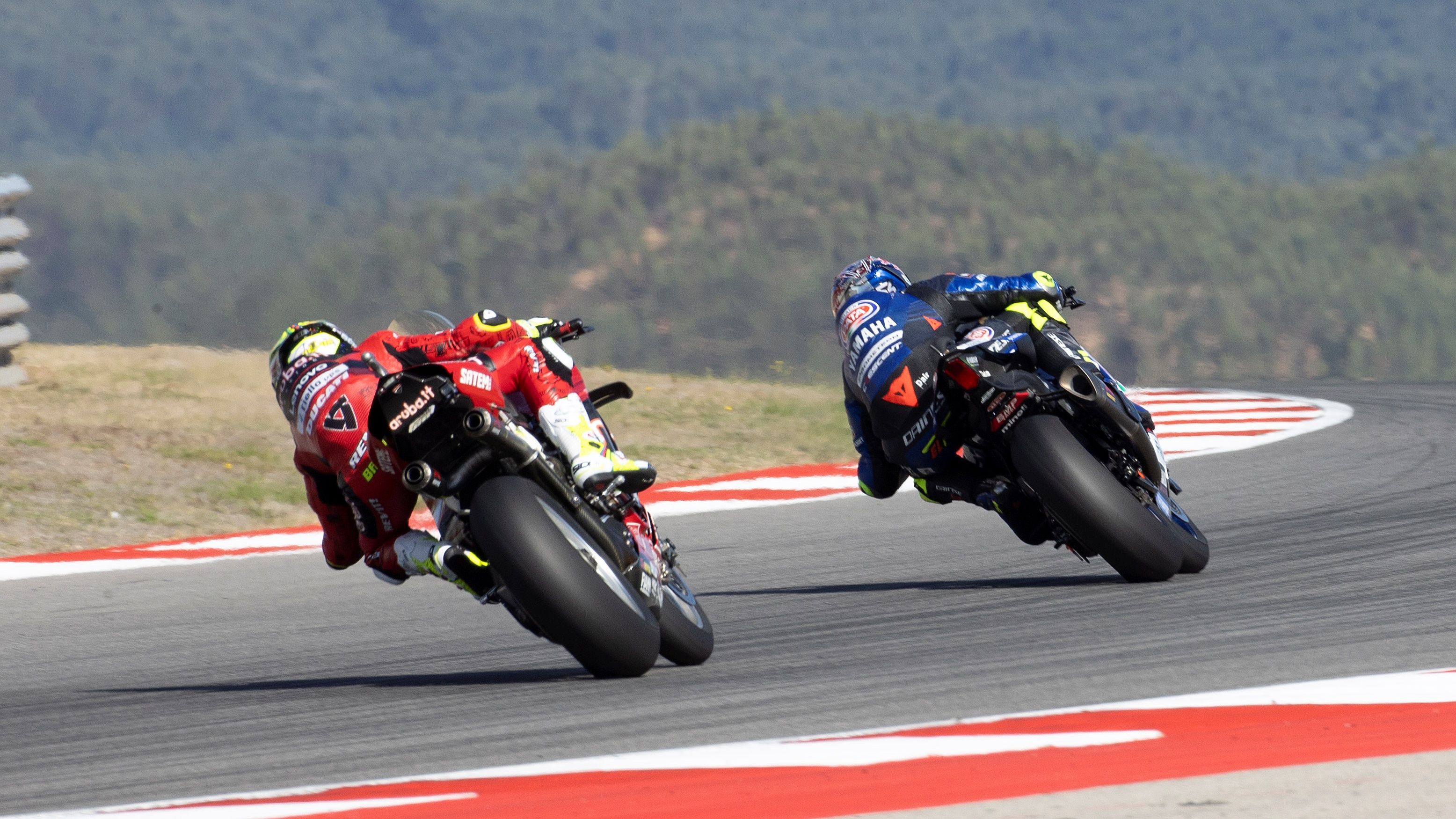 Toprak Razgatlioglu perseguido por Álvaro Bautista, WSBK Portimao 2023