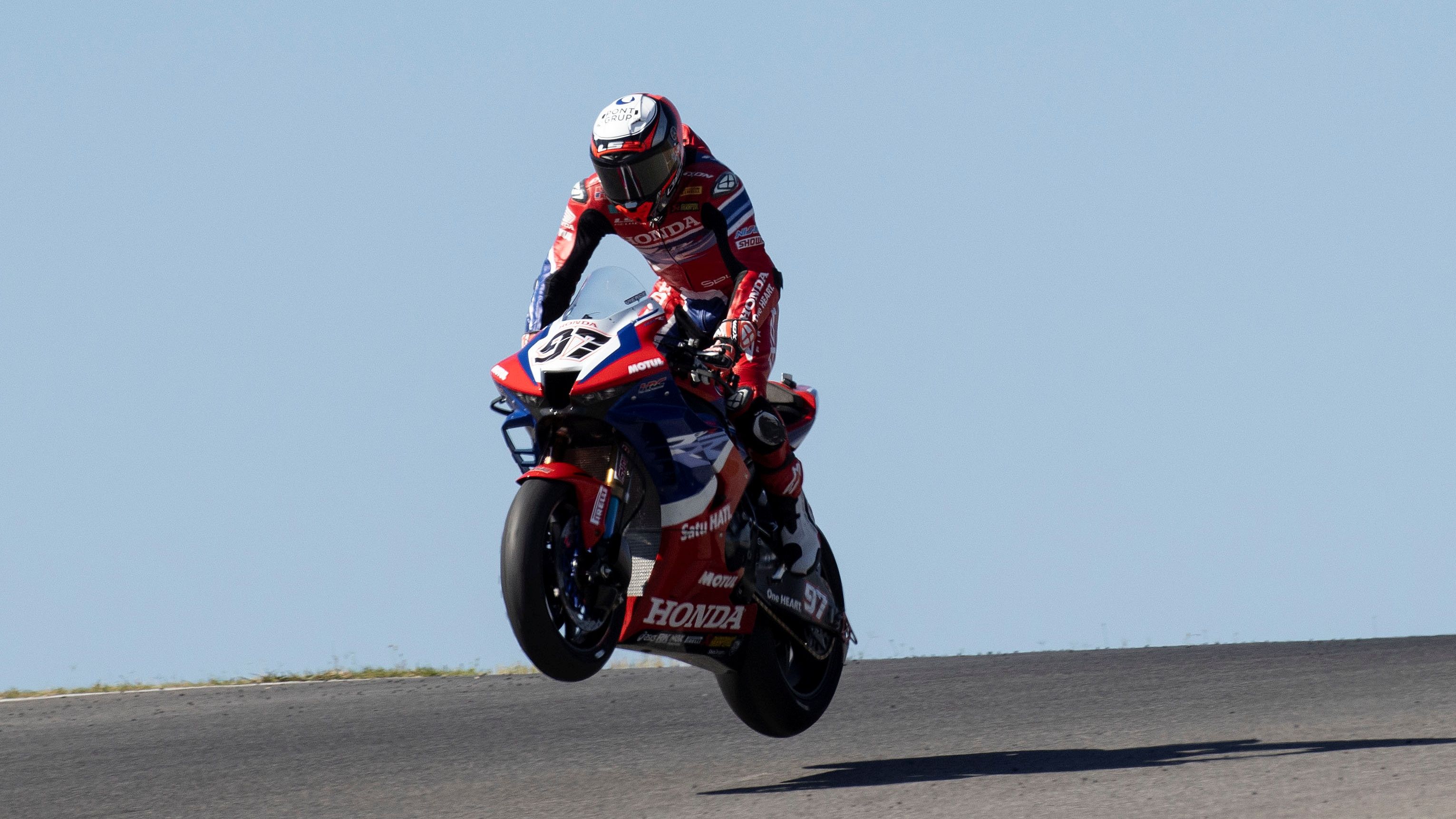 Xavi Vierge con las dos ruedas despegadas del suelo, WSBK Portimao 2023