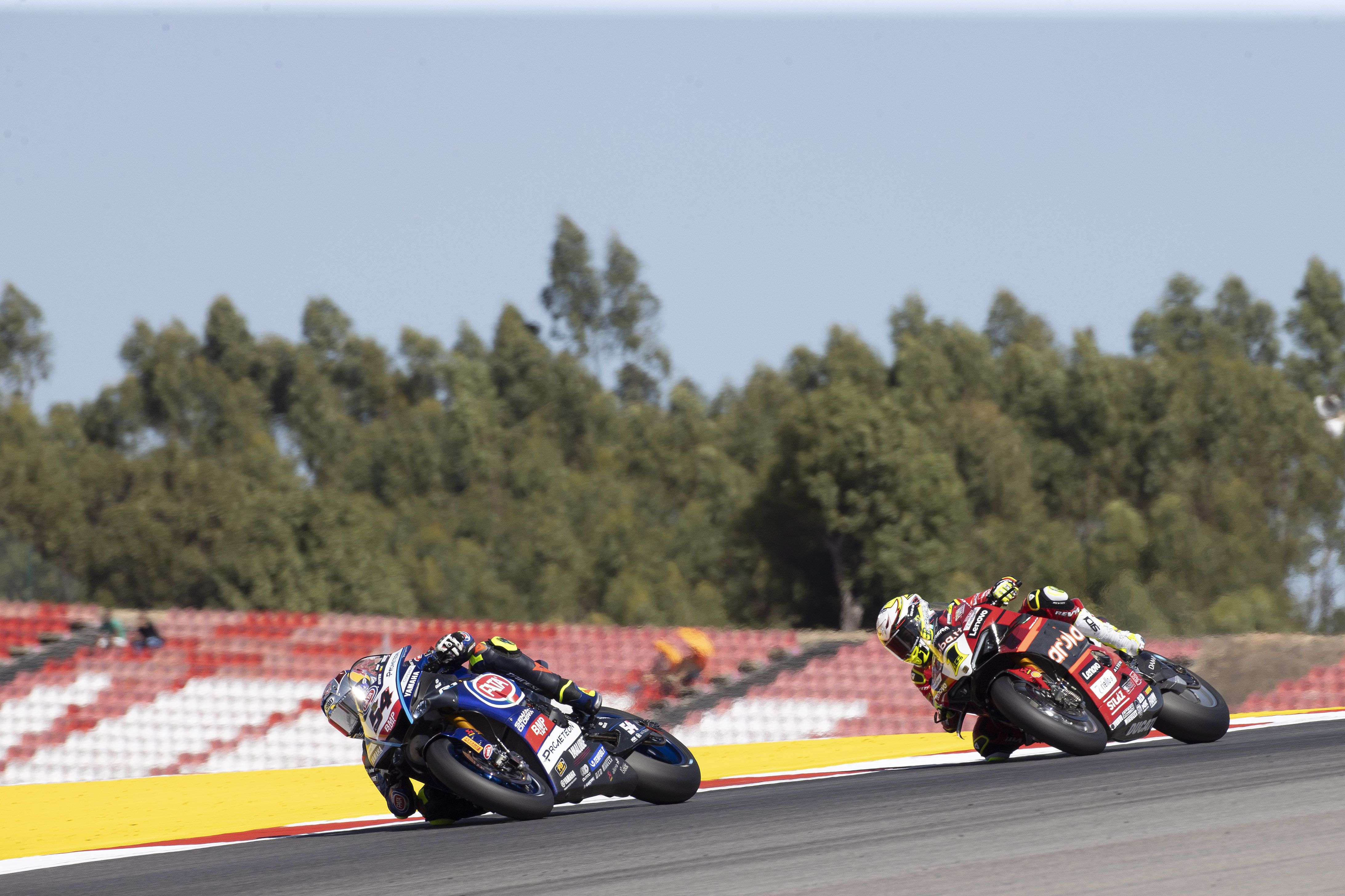 Álvaro Bautista acecha a Toprak Razgatlioglu en la curva final de Portimao