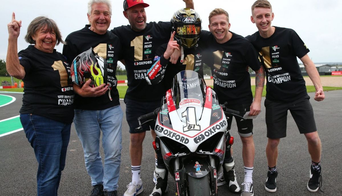 Ben Currie festeja el título del British Supersport 2023 Ben Currie festeja el título del British Supersport 2023