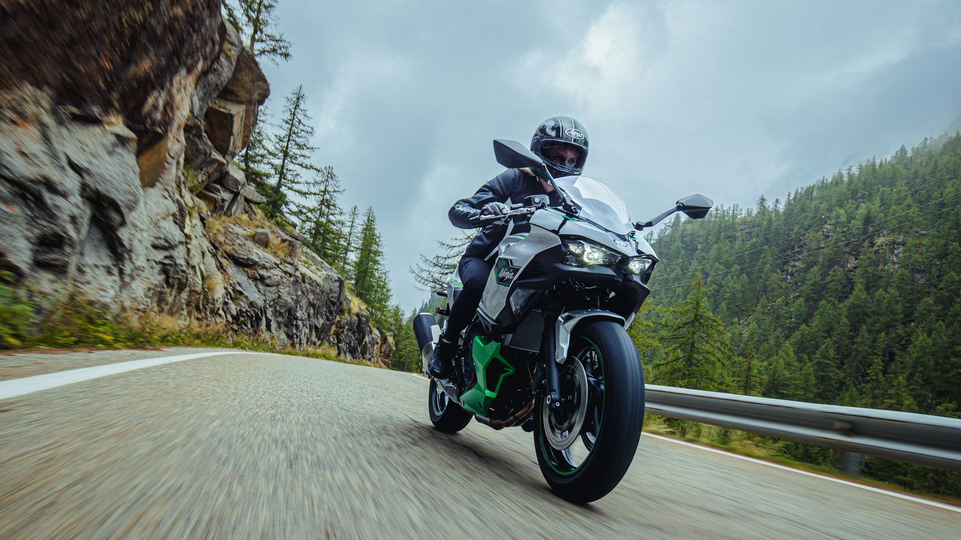 Kawasaki Ninja 7 HEV 2024 Accion (3)