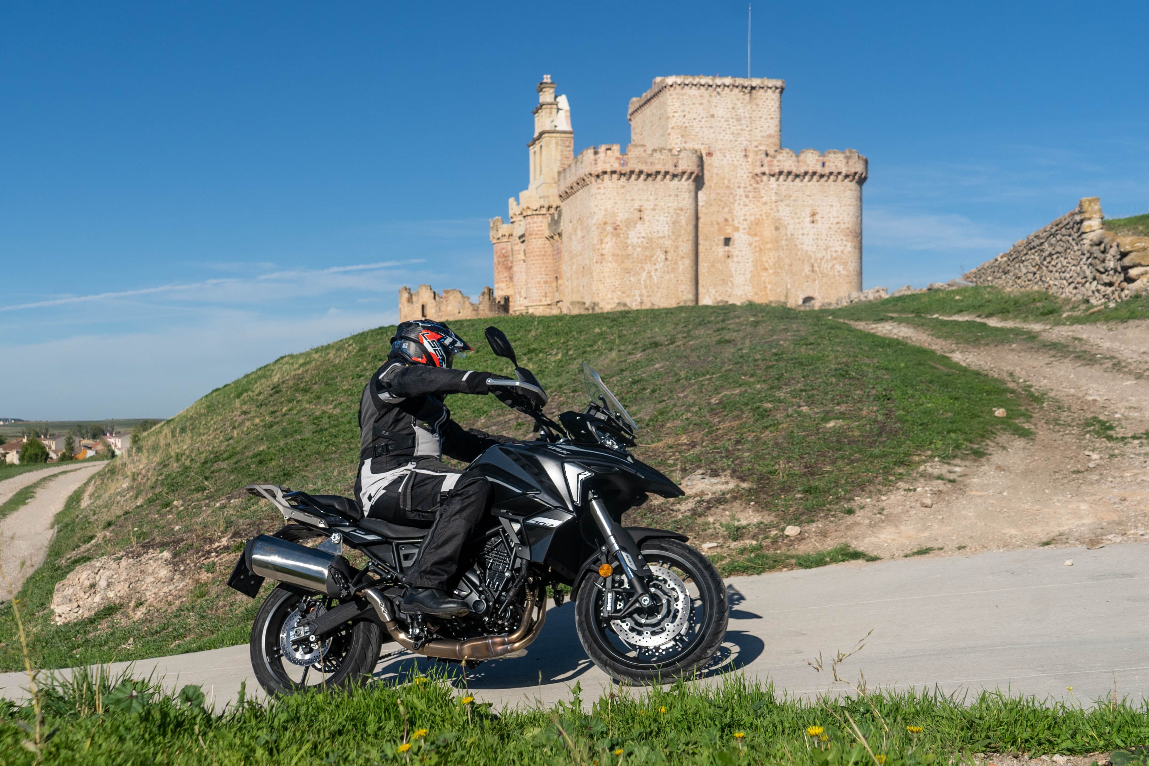 Benelli TRK 702. Nueva trail a la búsqueda del éxito de la TRK 502 con más prestaciones.