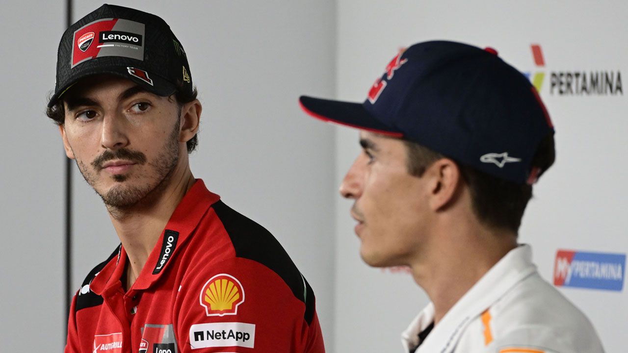 Pecco Bagnaia observa a Marc Márquez durante la rueda de prensa de Indonesia.