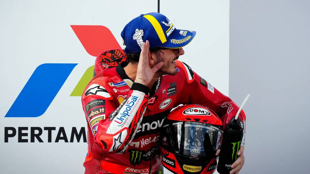 El gesto de Pecco Bagnaia en el podio del Gran Premio de Indonesia.