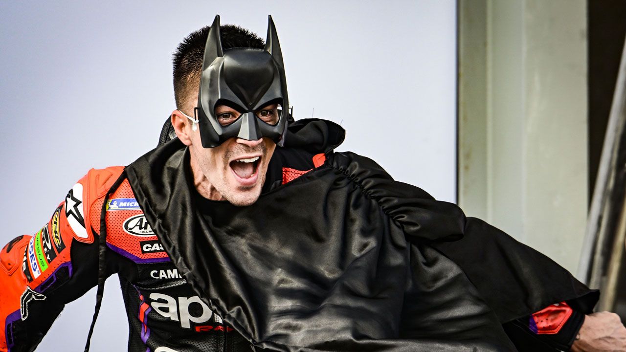 Maverick Viñales ha celebrado el podio de Indonesia disfrazado de Batman.