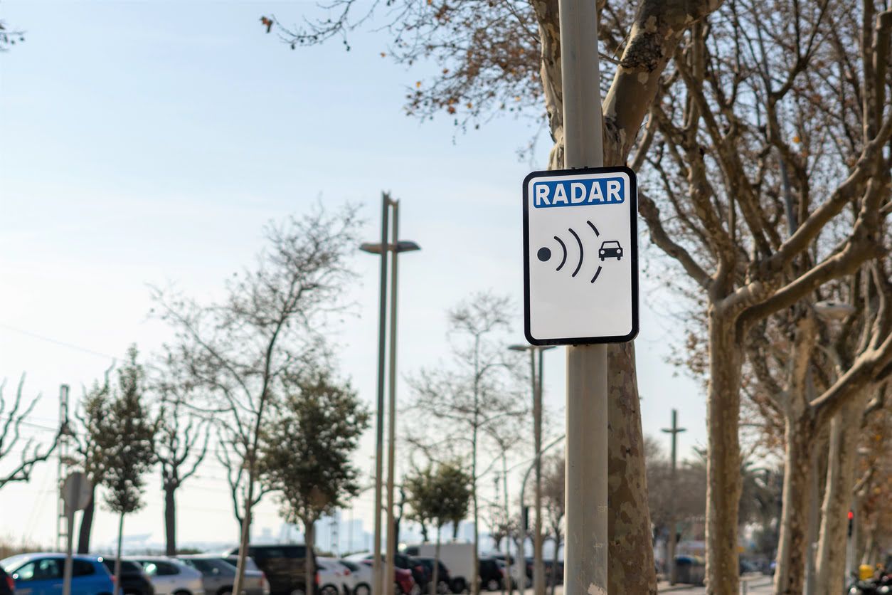 Te pueden poner una multa con un radar móvil si no te paran